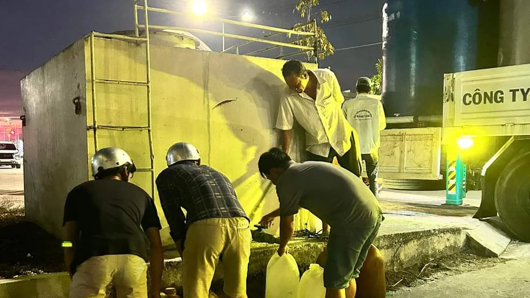 Hàng chục ngàn hộ dân Tiền Giang, Long An mòn mỏi chờ nước ngọt sinh hoạt- Ảnh 5. Hàng chục ngàn hộ dân Tiền Giang, Long An mòn mỏi chờ nước ngọt sinh hoạt- Ảnh 5.