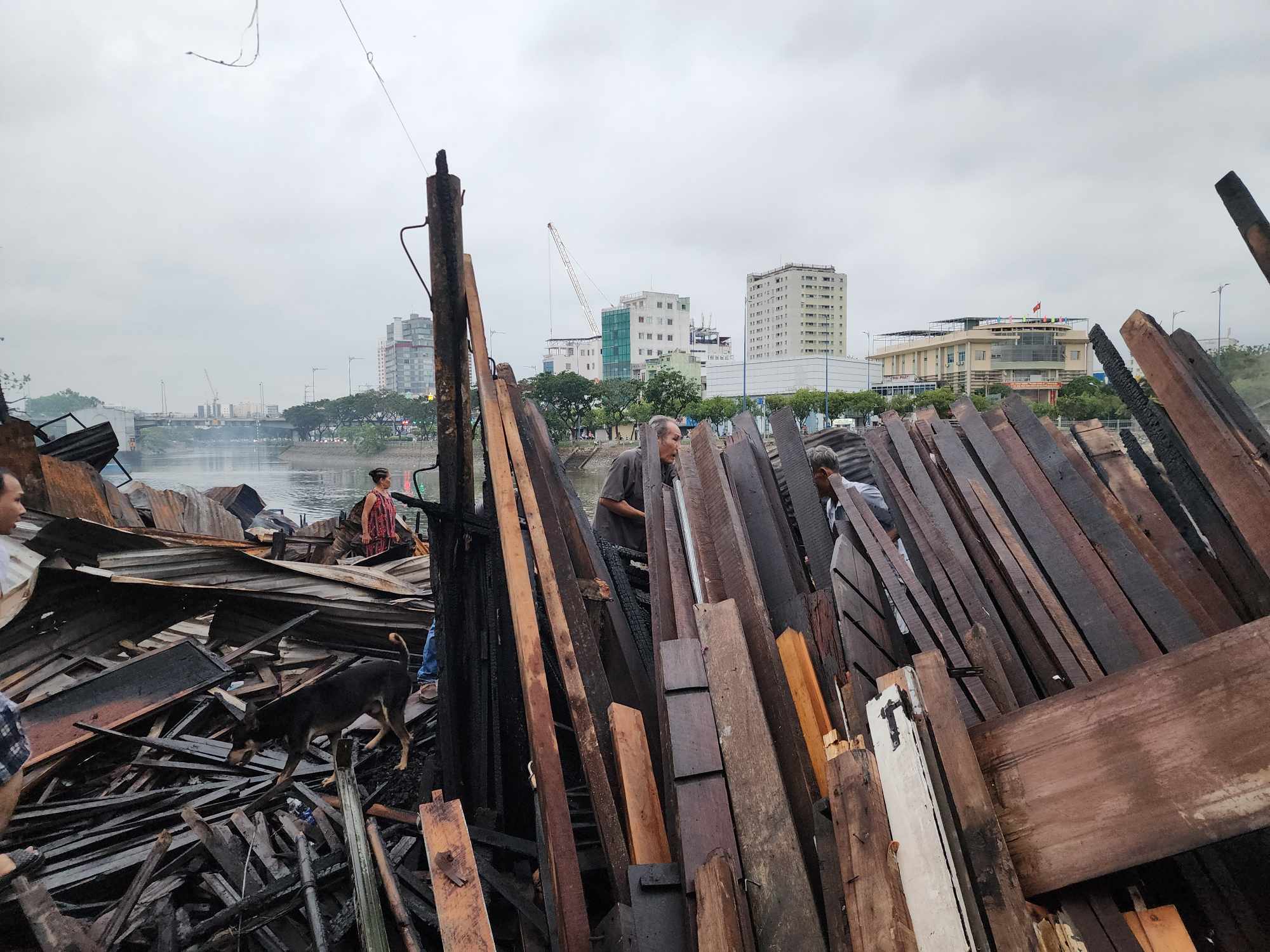 Cảnh tan hoang sau vụ cháy dãy nhà ven kênh Tàu Hủ - Ảnh 6. Cảnh tan hoang sau vụ cháy dãy nhà ven kênh Tàu Hủ - Ảnh 6.