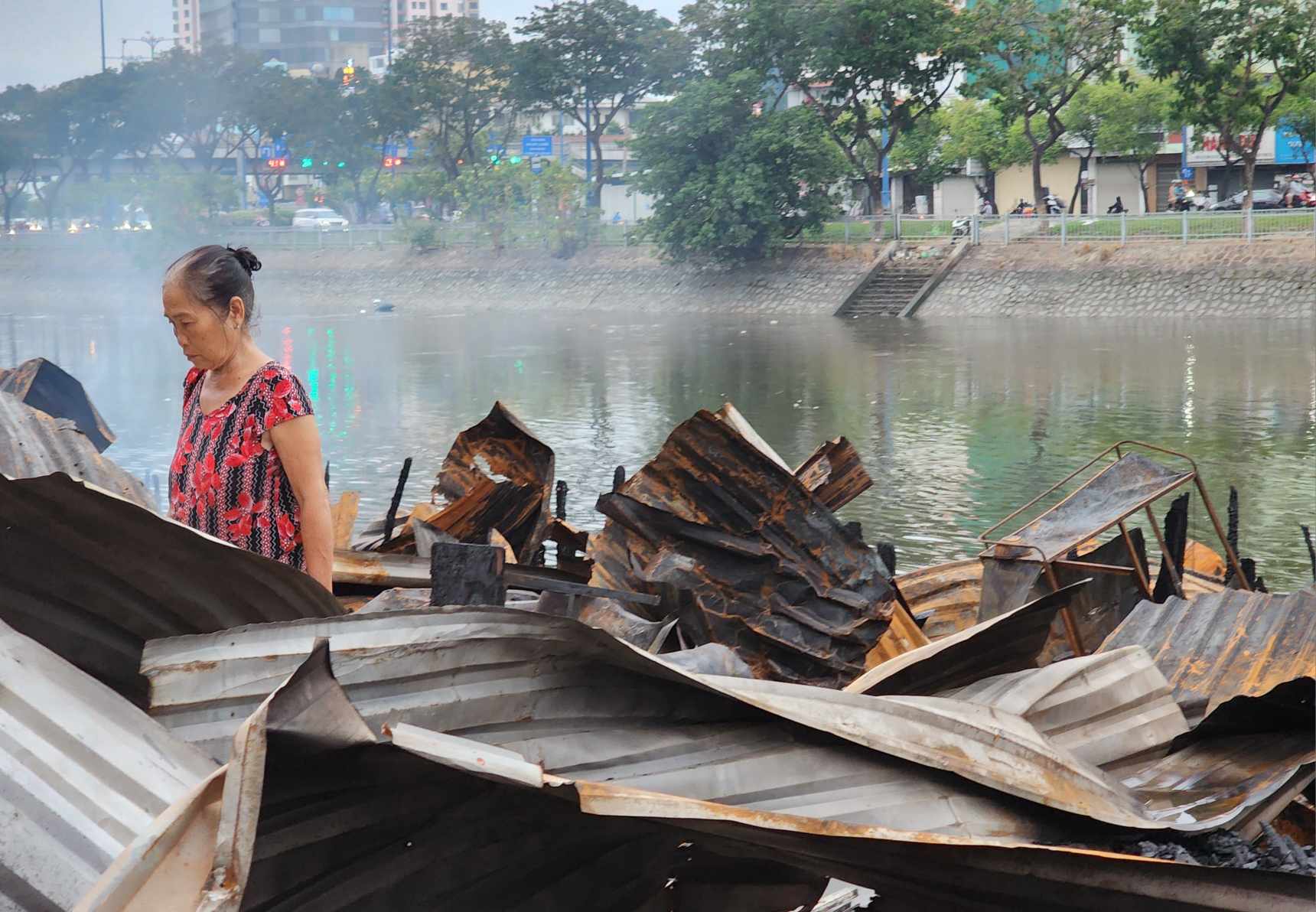 Cảnh tan hoang sau vụ cháy dãy nhà ven kênh Tàu Hủ - Ảnh 5. Cảnh tan hoang sau vụ cháy dãy nhà ven kênh Tàu Hủ - Ảnh 5.