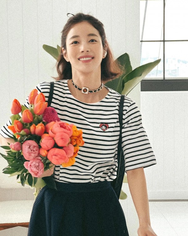 5 mẫu áo thun thanh lịch, phù hợp đi làm ngày nóng