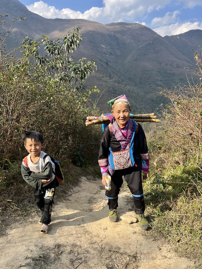 Chinh phục biển mây Ky Quan San, ngắm hoa đỗ quyên rừng Chinh phục biển mây Ky Quan San, ngắm hoa đỗ quyên rừng