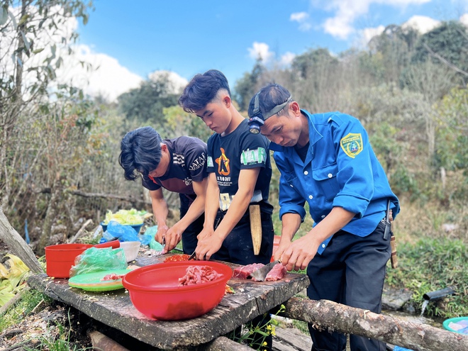 Chinh phục biển mây Ky Quan San, ngắm hoa đỗ quyên rừng Chinh phục biển mây Ky Quan San, ngắm hoa đỗ quyên rừng