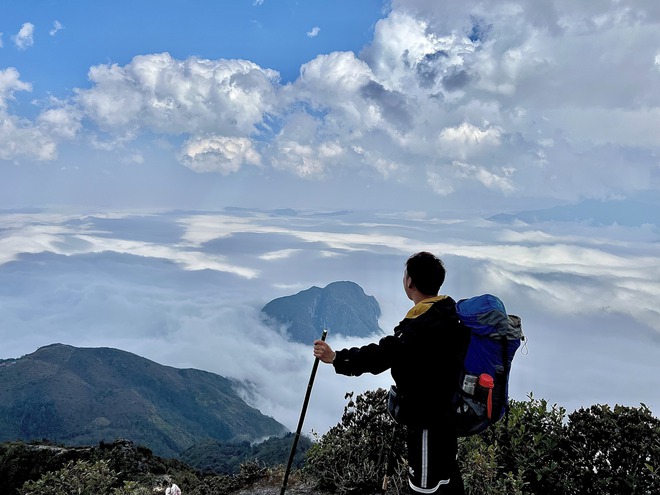 Chinh phục biển mây Ky Quan San, ngắm hoa đỗ quyên rừng Chinh phục biển mây Ky Quan San, ngắm hoa đỗ quyên rừng