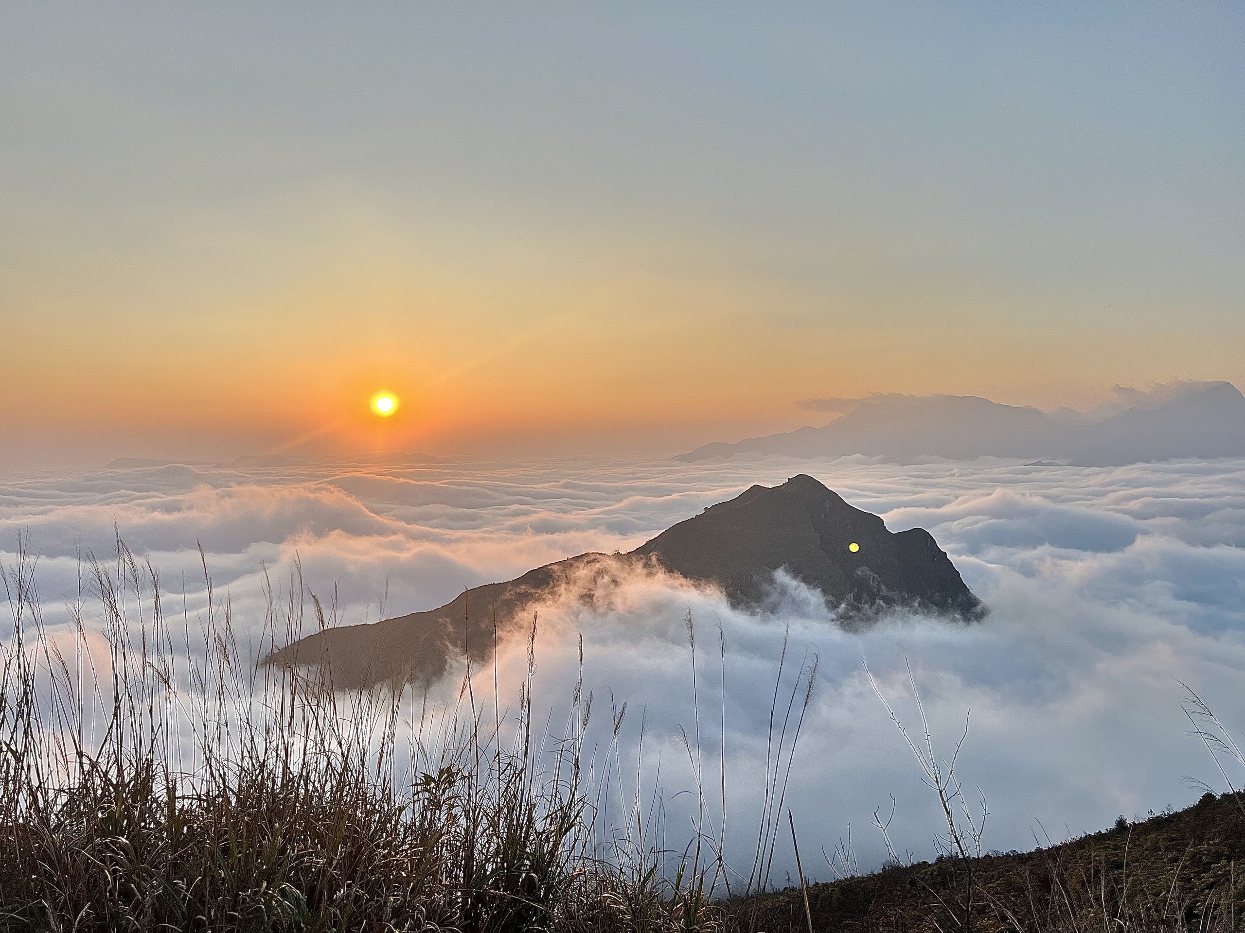 Chinh phục biển mây Ky Quan San, ngắm hoa đỗ quyên rừng Chinh phục biển mây Ky Quan San, ngắm hoa đỗ quyên rừng