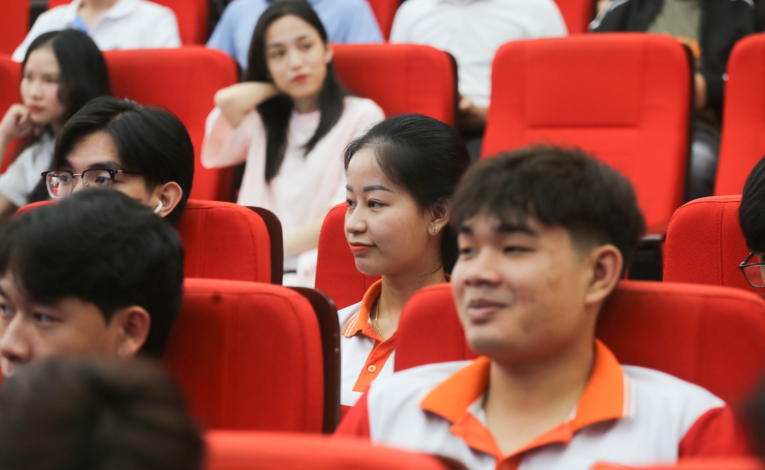 Sinh viên tìm hiểu cơ hội việc làm ngành vi mạch bán dẫn- Ảnh 2.