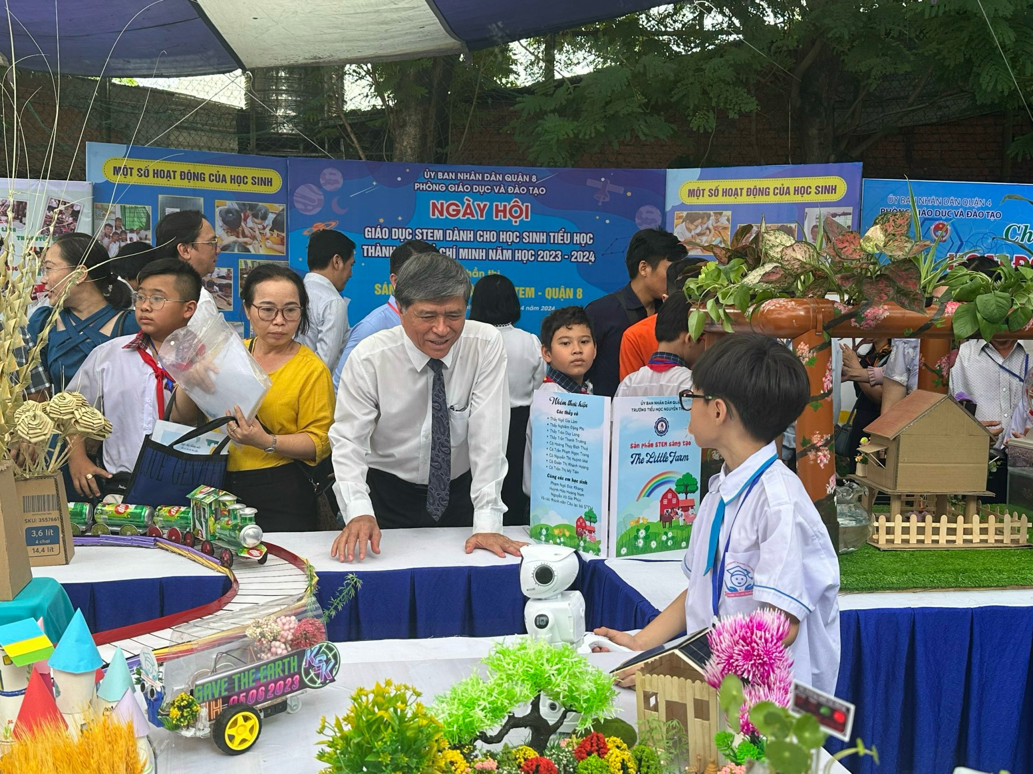 Học sinh trải nghiệm với sản phẩm sáng tạo STEM- Ảnh 3. Học sinh trải nghiệm với sản phẩm sáng tạo STEM- Ảnh 3.