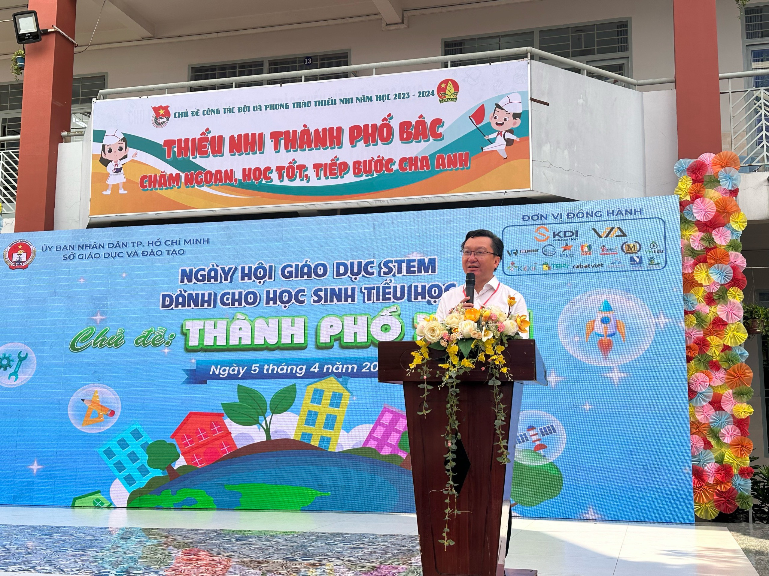 Học sinh trải nghiệm với sản phẩm sáng tạo STEM- Ảnh 4. Học sinh trải nghiệm với sản phẩm sáng tạo STEM- Ảnh 4.