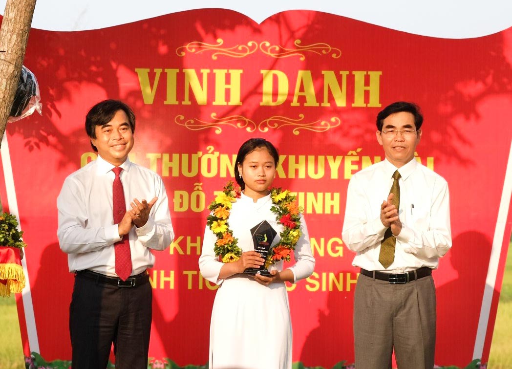 Giải thưởng khuyến tài Đỗ Thúc Tịnh vinh danh học sinh giỏi, hiếu học- Ảnh 2. Giải thưởng khuyến tài Đỗ Thúc Tịnh vinh danh học sinh giỏi, hiếu học- Ảnh 2.