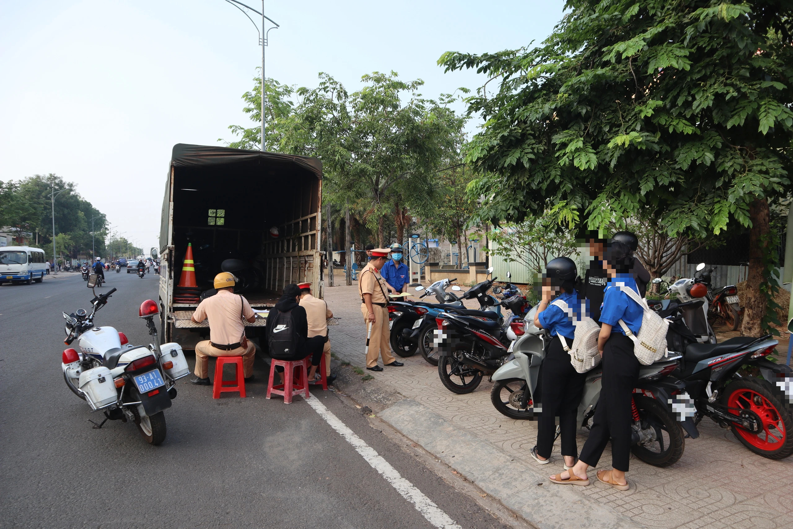 Học sinh vi phạm luật giao thông: Trách nhiệm thuộc về ai?- Ảnh 3. Học sinh vi phạm luật giao thông: Trách nhiệm thuộc về ai?- Ảnh 3.