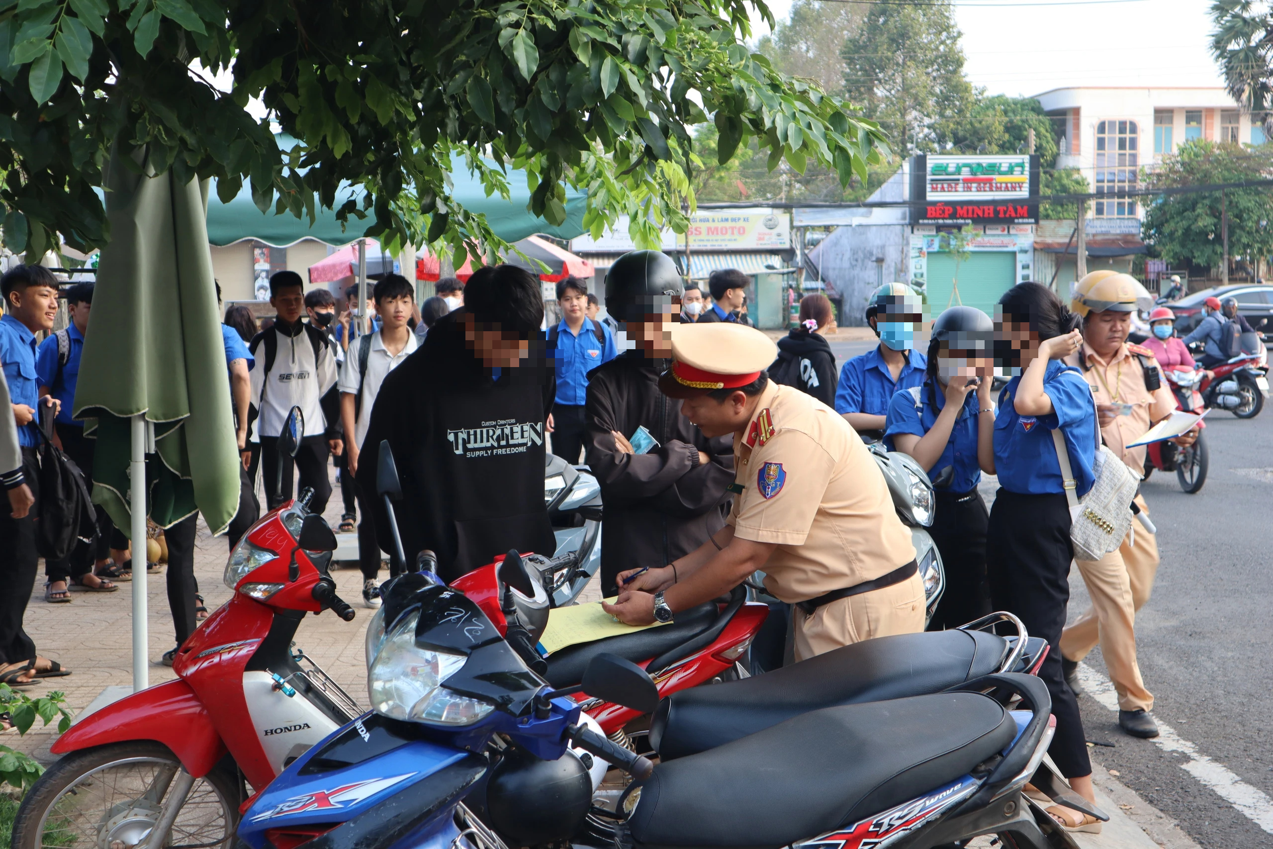 Học sinh vi phạm luật giao thông: Trách nhiệm thuộc về ai?- Ảnh 2. Học sinh vi phạm luật giao thông: Trách nhiệm thuộc về ai?- Ảnh 2.