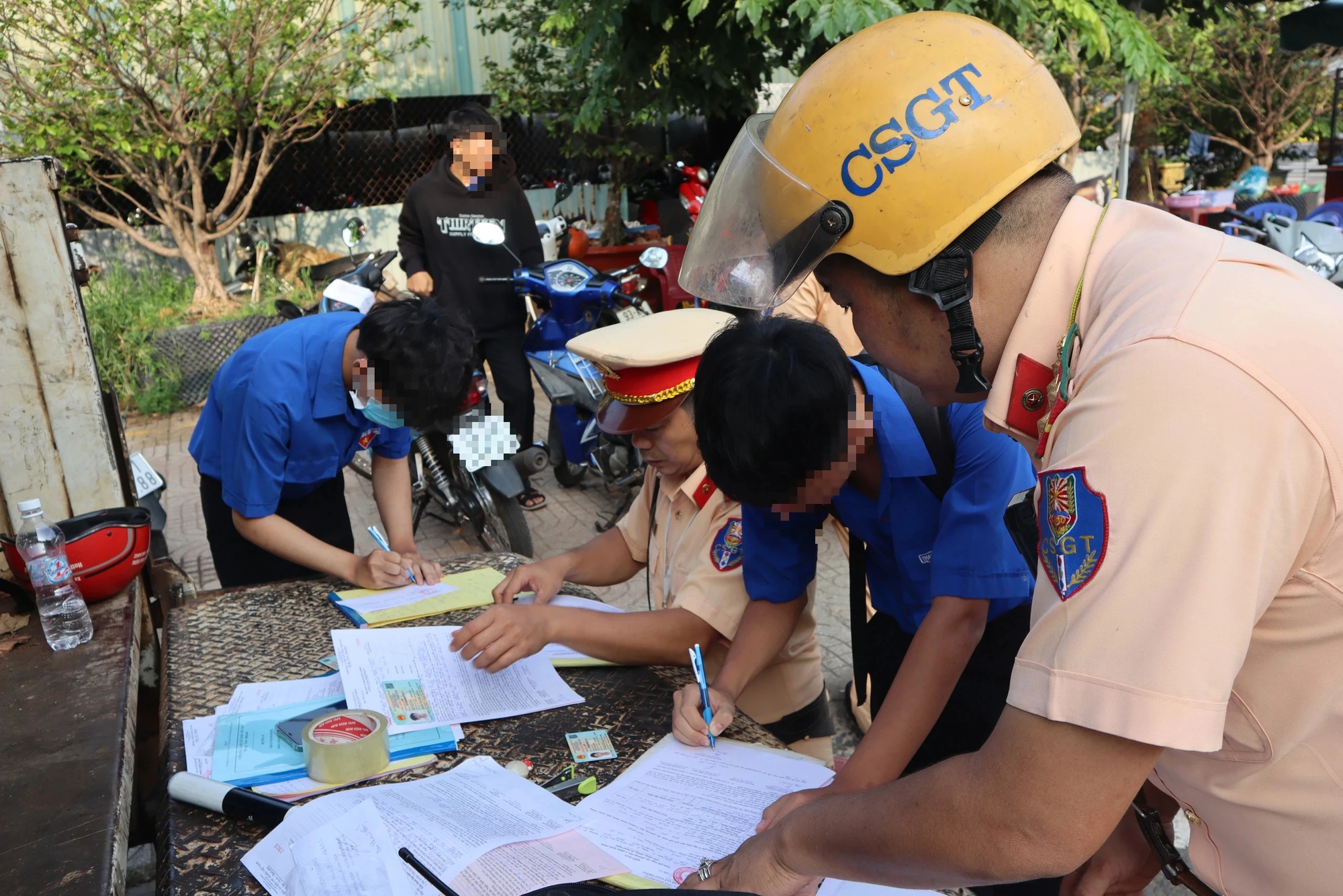 Học sinh vi phạm luật giao thông: Trách nhiệm thuộc về ai?- Ảnh 8. Học sinh vi phạm luật giao thông: Trách nhiệm thuộc về ai?- Ảnh 8.