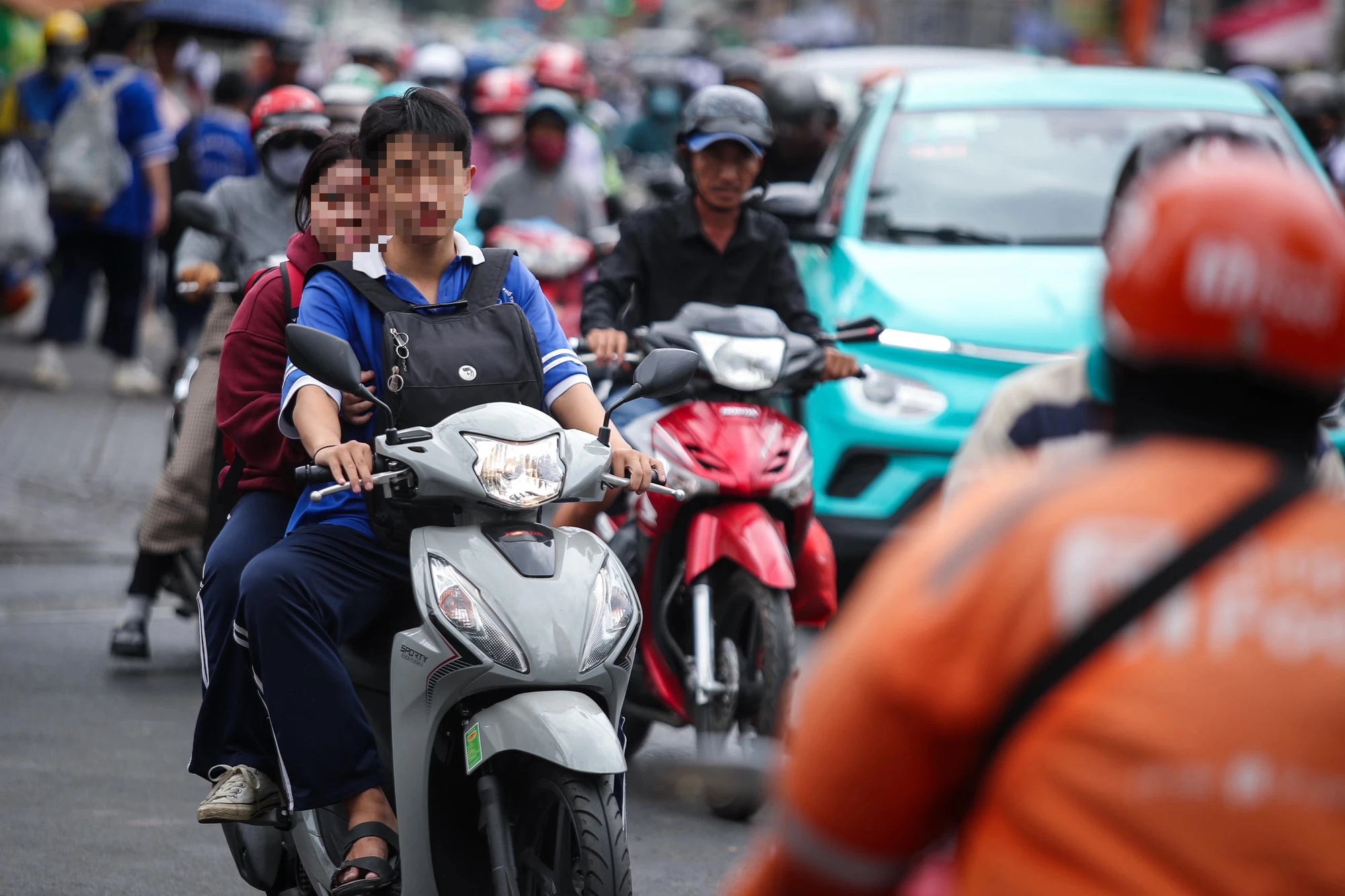 'Phạt học sinh lái xe máy thật nặng như phạt nồng độ cồn' mới đỡ!- Ảnh 2. 'Phạt học sinh lái xe máy thật nặng như phạt nồng độ cồn' mới đỡ!- Ảnh 2.