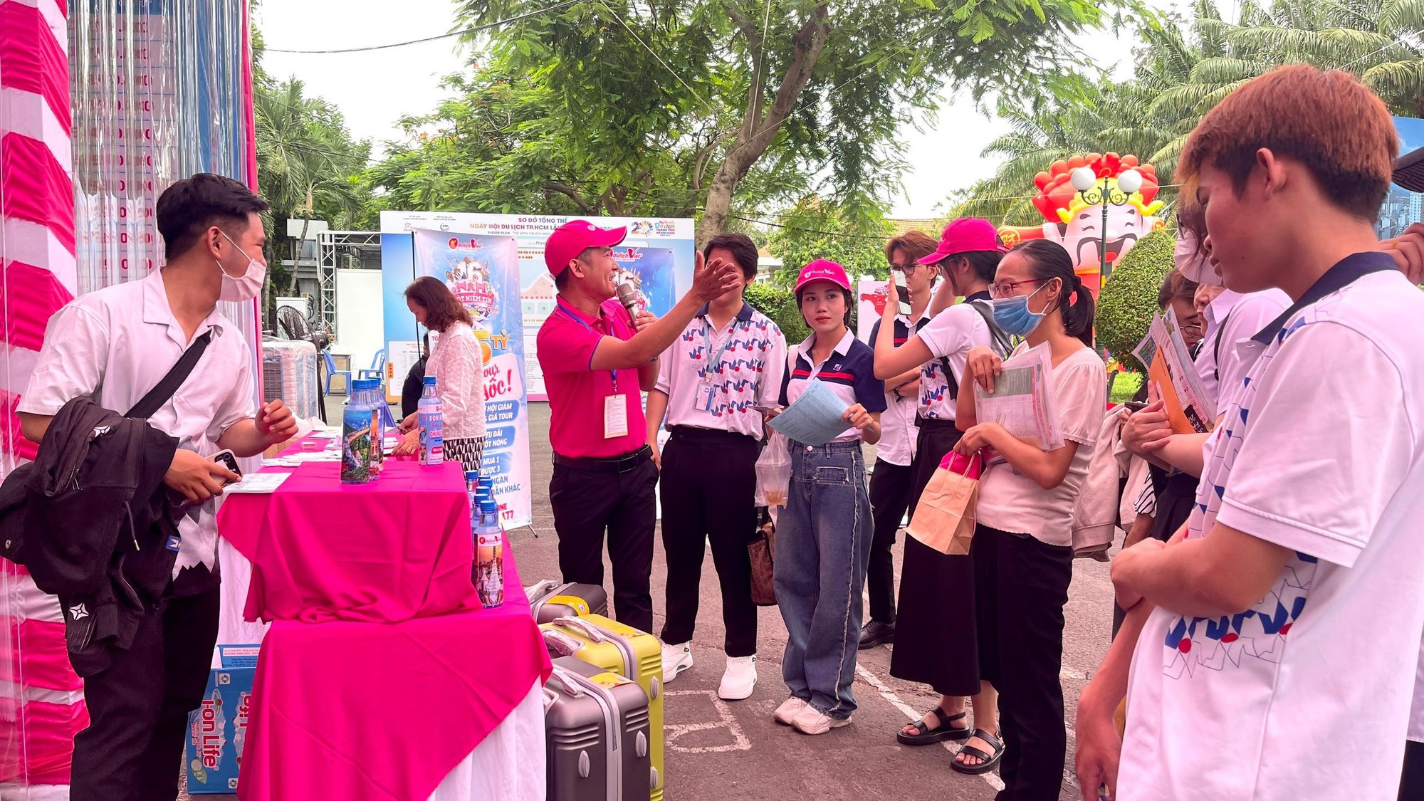 Nhiều khách hàng Nhiều khách hàng