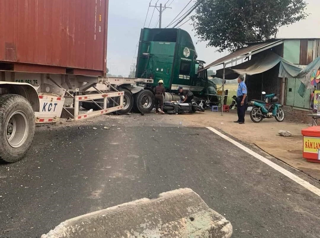 Ô tô hạng sang tông ụ bê tông lật ngang tại trạm thu phí ở TP.HCM Ô tô hạng sang tông ụ bê tông lật ngang tại trạm thu phí ở TP.HCM