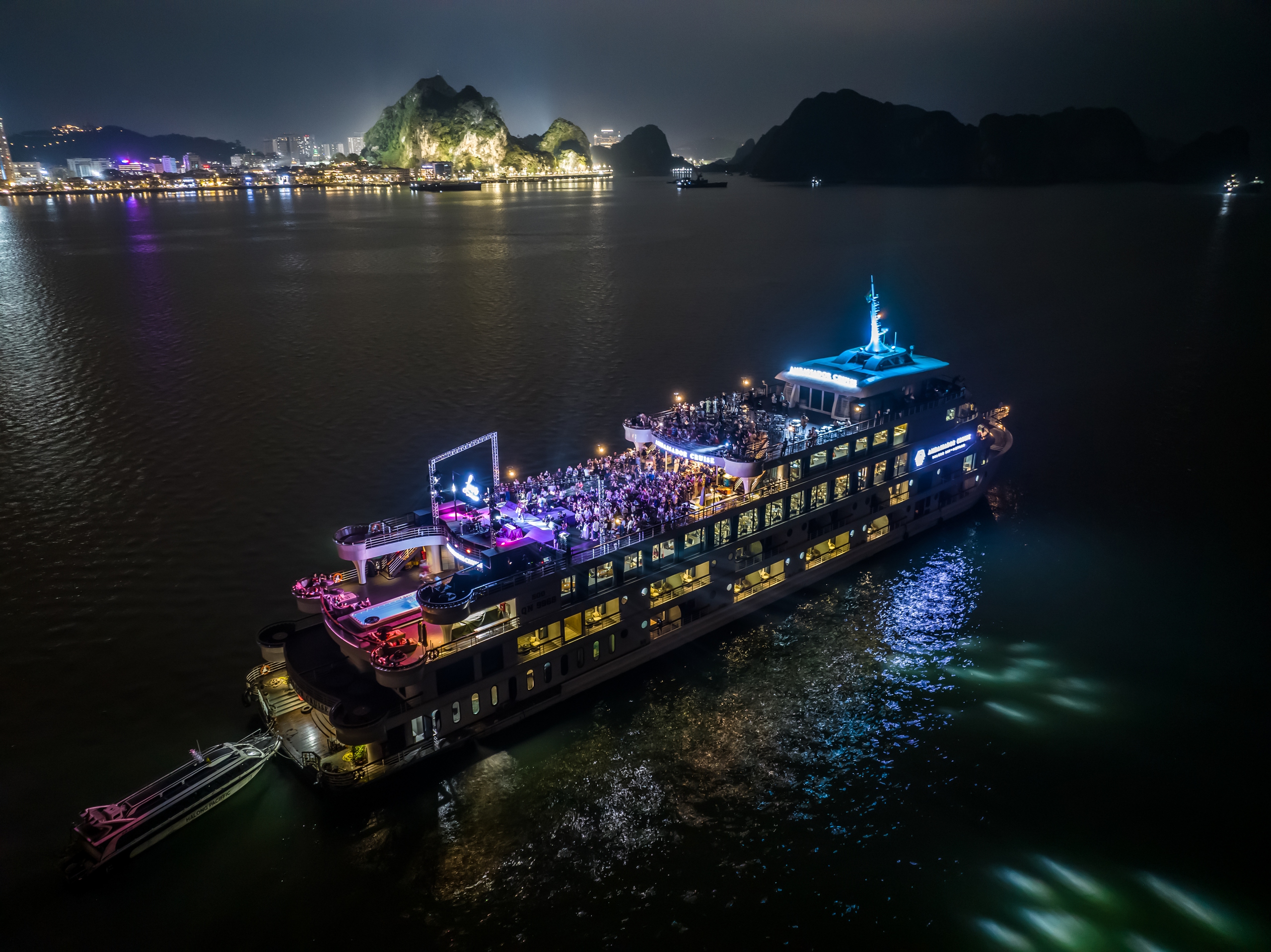 Bắn pháo hoa trên du thuyền: Điểm mới cho du lịch Hạ Long hè 2024