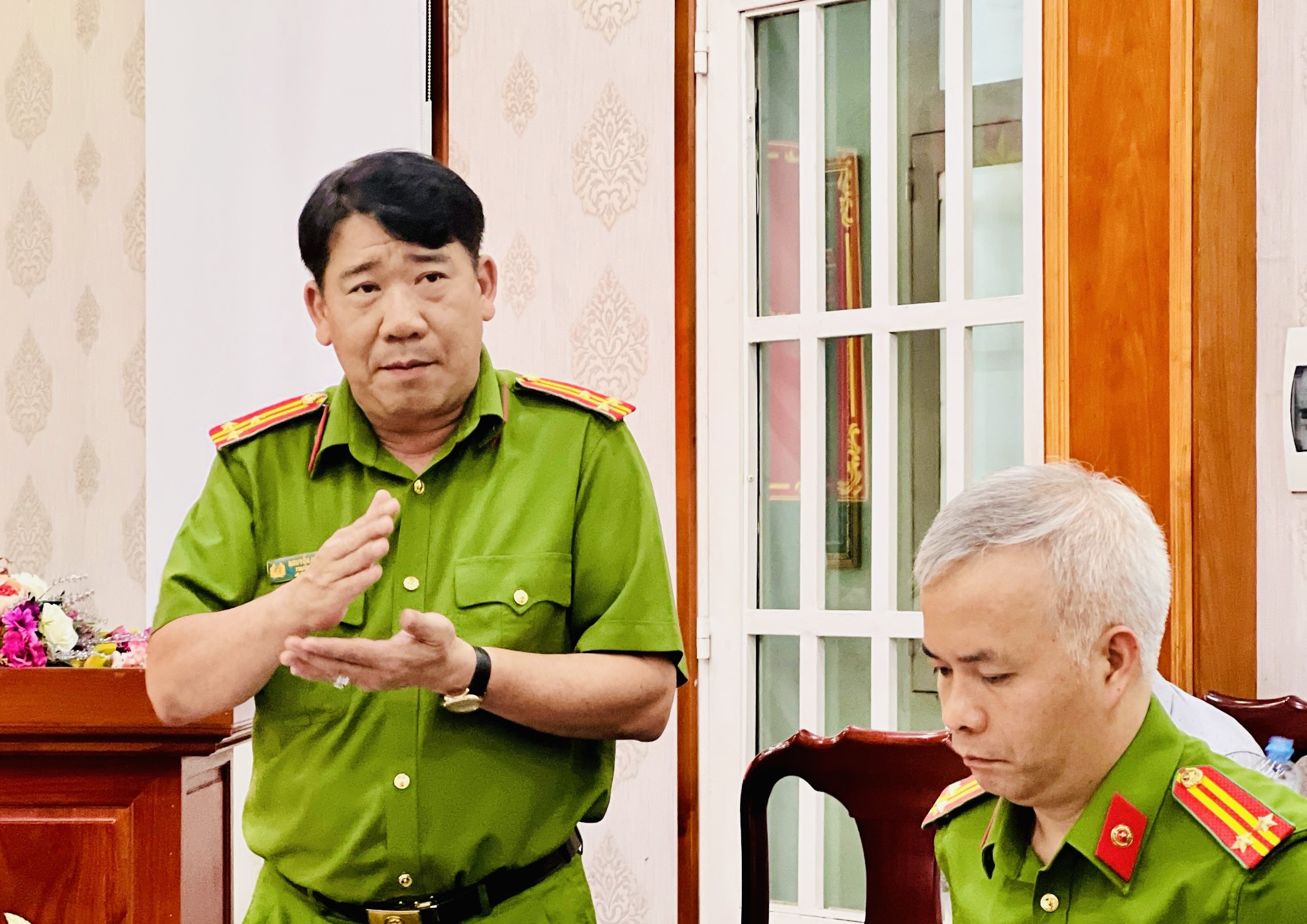 Bình Dương tặng bình chữa cháy, cùng phóng viên lan tỏa ý thức PCCC - Ảnh 2. Bình Dương tặng bình chữa cháy, cùng phóng viên lan tỏa ý thức PCCC - Ảnh 2.