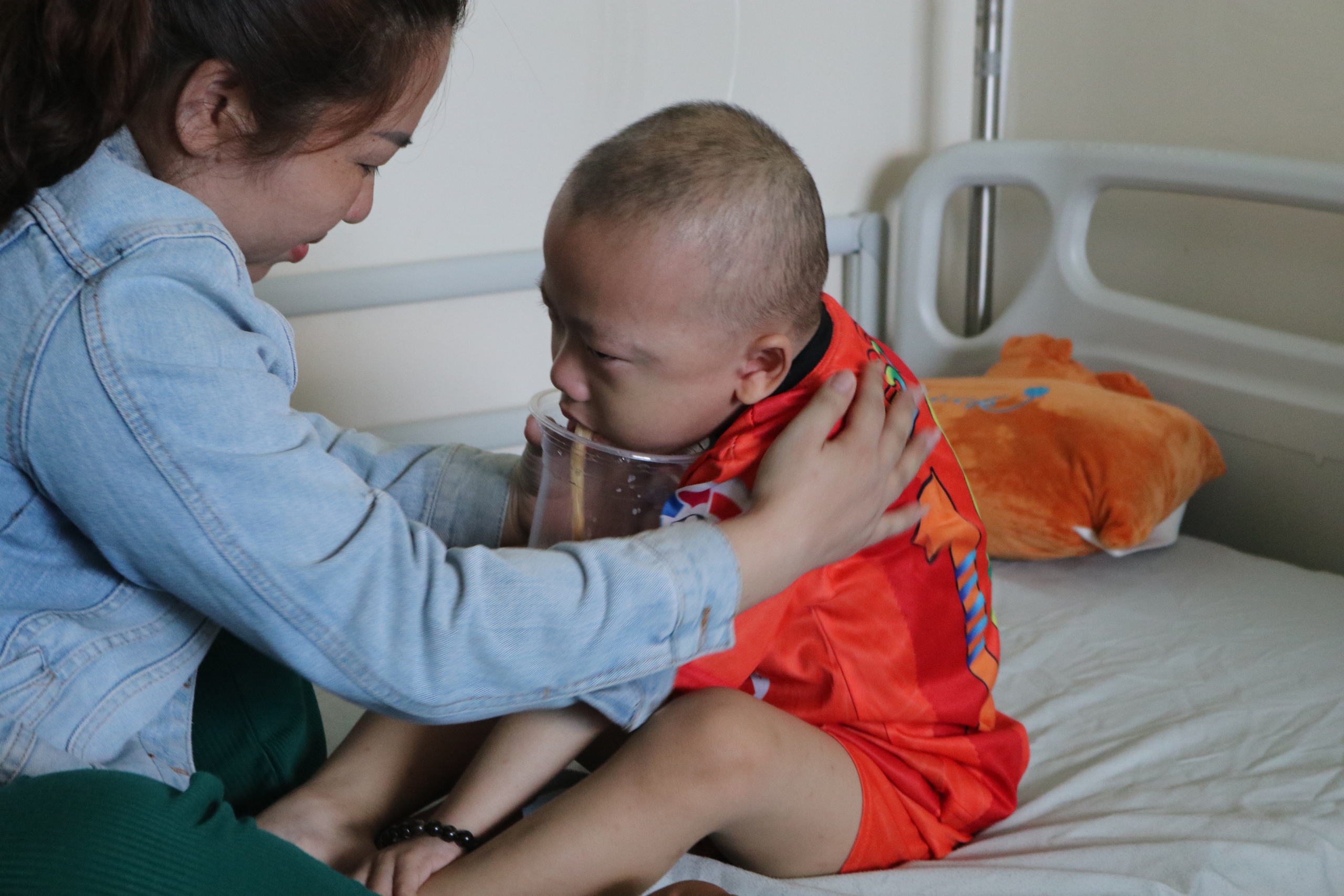 'Con muốn sống': Giờ mà bỏ cuộc thì con tôi chết mất- Ảnh 3. Vô thuốc chống ung thư khiến Lâm nôn mửa