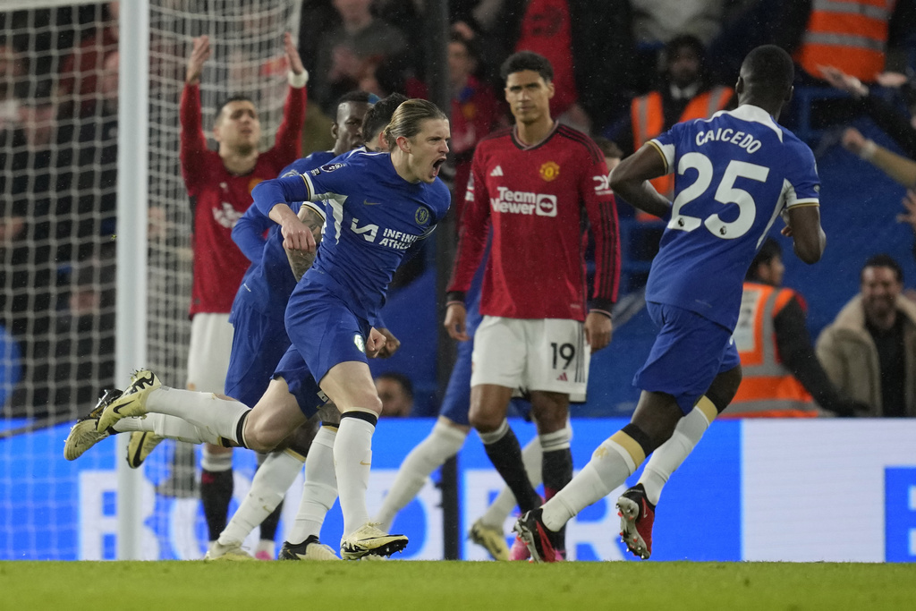 Chelsea giành chiến thắng kịch tính trước Manchester United