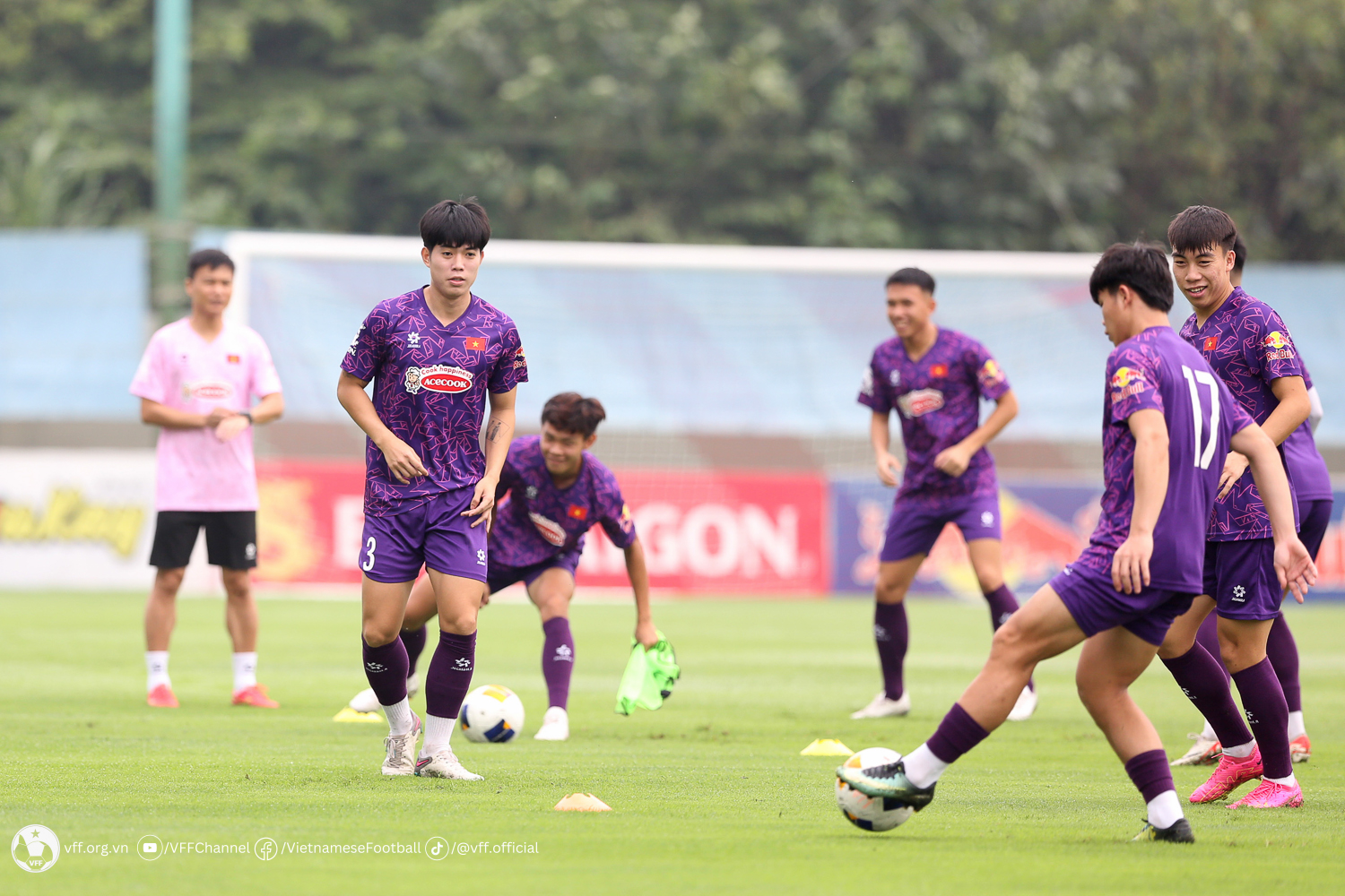 Đội tuyển U23 Việt Nam hào hứng bước vào buổi tập đầu tiên, chuẩn bị cho đấu trường châu Á