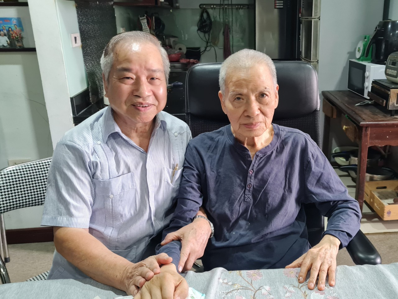 Cuối năm 2020, TS Nguyễn Kim Sơn (trái) đến thăm GS Trần Phương (phải) khi ông còn minh mẫn