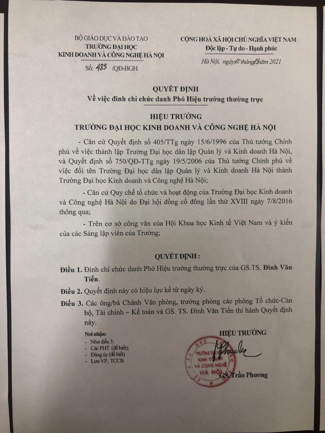 Chữ ký của GS Trần Phương trên quyết định này được cho là chữ ký khô và nội dung không được thông qua hội đồng quản trị.