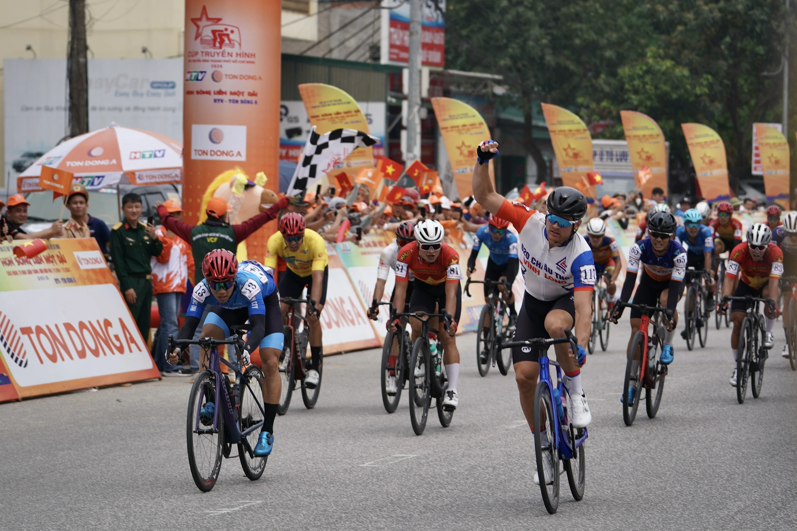 Nỗ lực đáng khen của các tay đua Việt Nam ở chặng 8 Cúp truyền hình