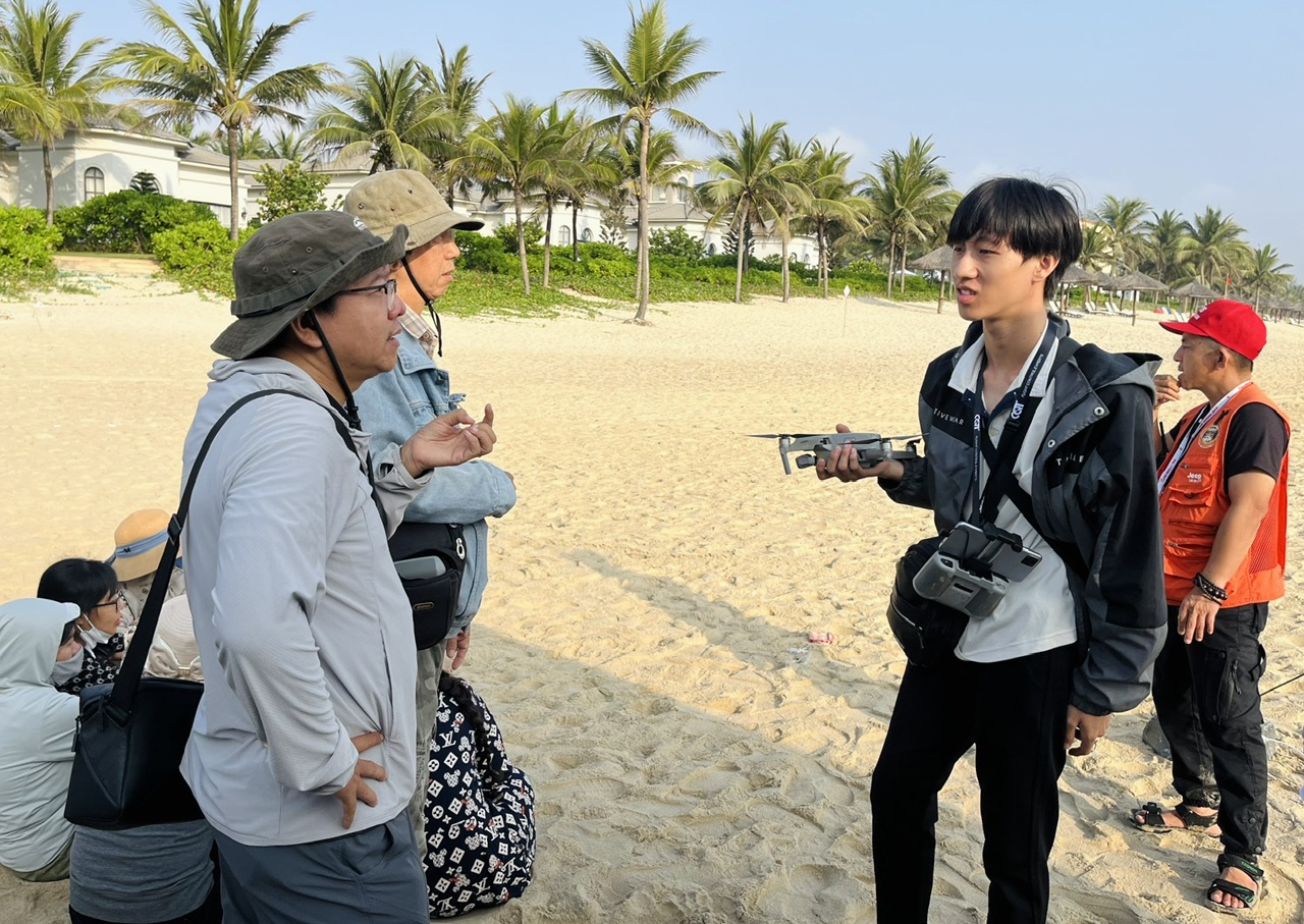 Trên các diễn đàn, thành viên các CLB flycam ở TP.Đà Nẵng đã kêu gọi cùng có mặt ở bãi biển để bay hỗ trợ tìm kiếm tung tích nạn nhân