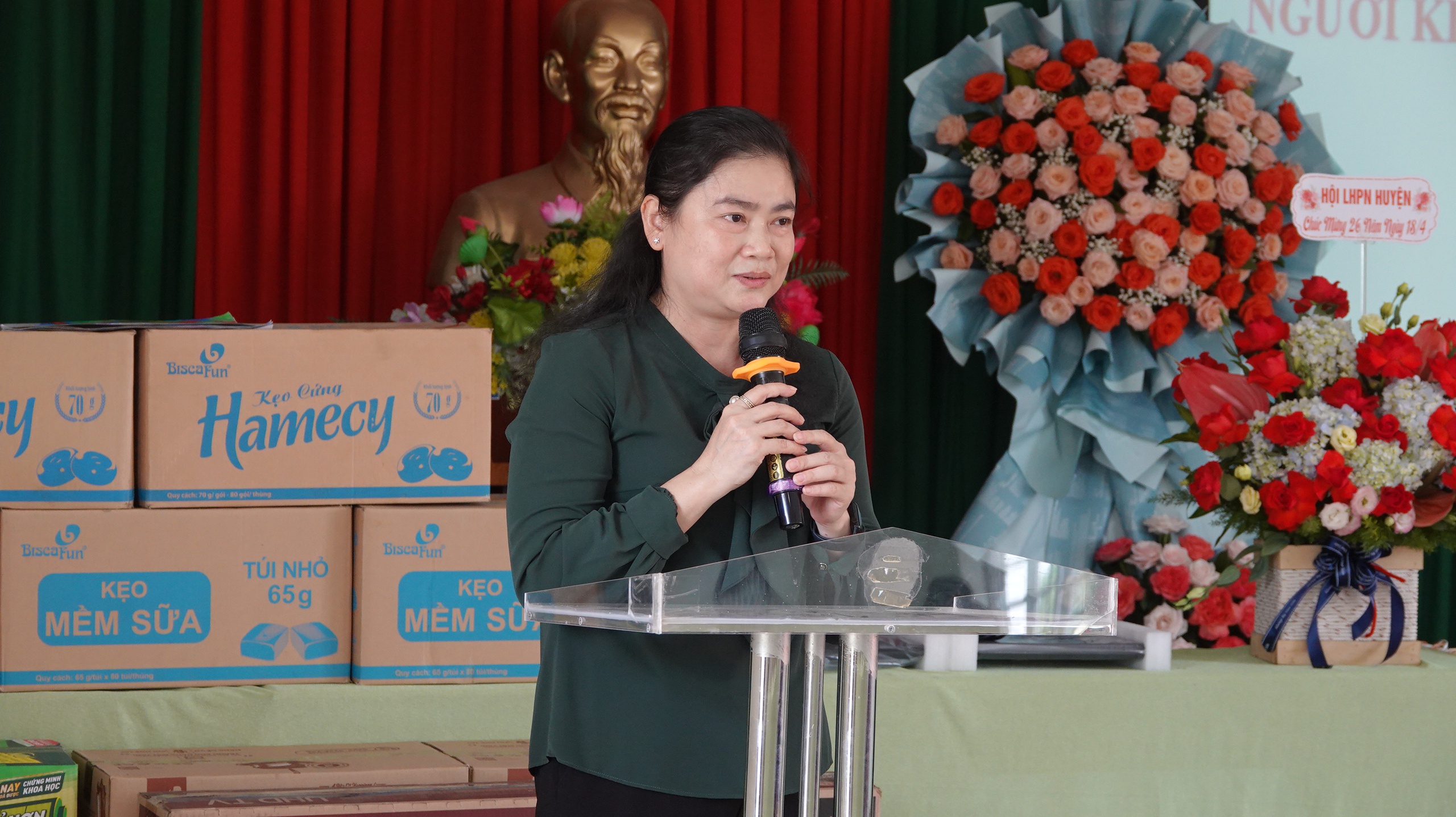 Bà Đỗ Thị Thu Thảo, Phó chủ tịch thường trực Hội Liên hiệp phụ nữ Việt Nam, tại Trung tâm nuôi dạy trẻ em khuyết tật Võ Hồng Sơn
