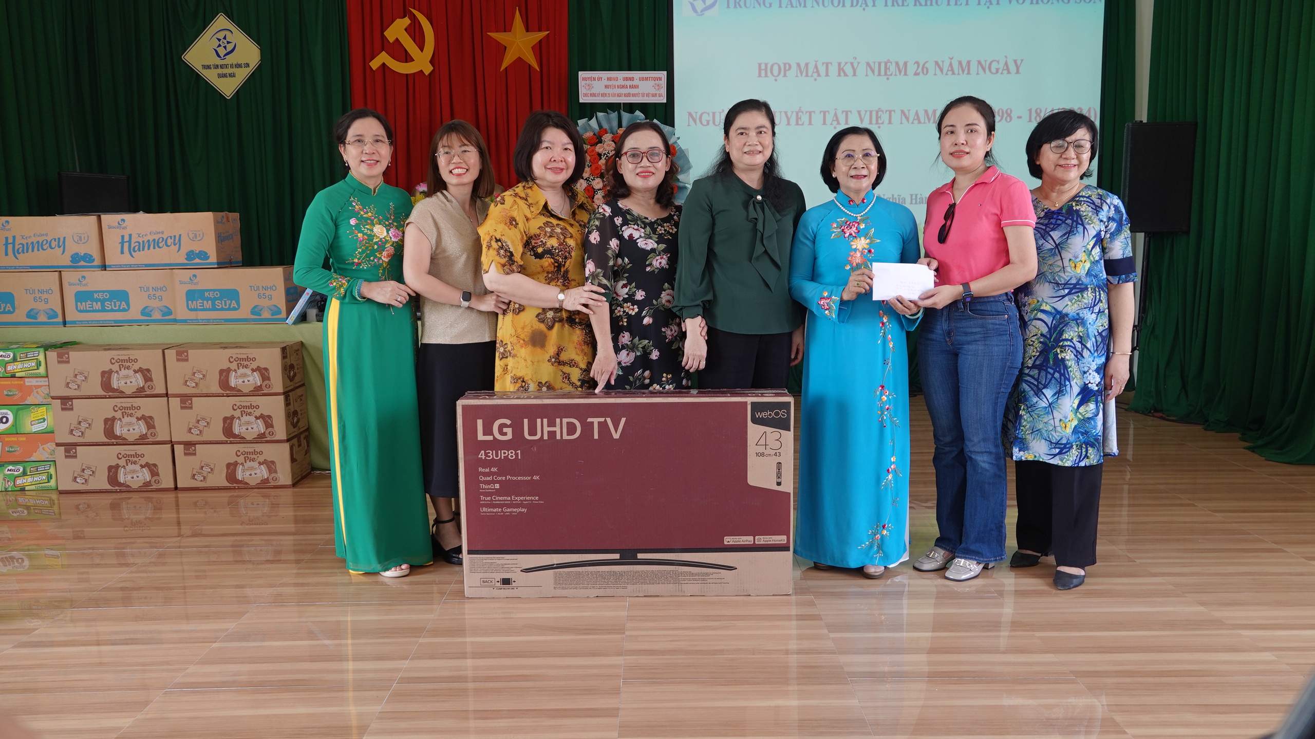 Trao tiền và quà cho trẻ em tại Trung tâm nuôi dạy trẻ em khuyết tật Võ Hồng Sơn