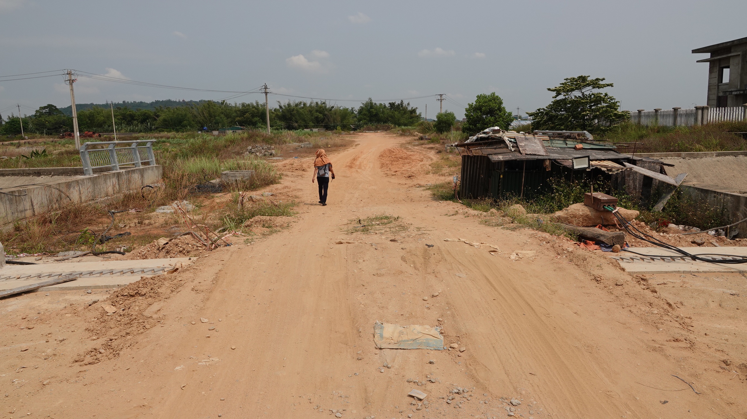 Đường giao thông đập dâng đi qua thôn Ân Phú, xã Tịnh An vẫn chưa thi công xong