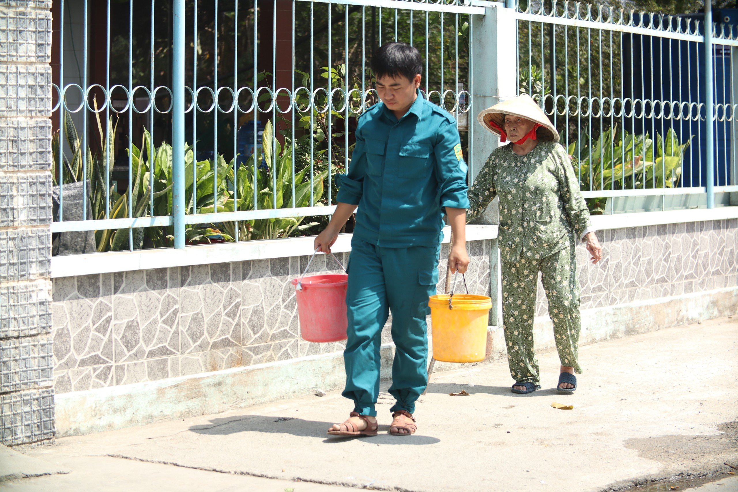 Lực lượng dân quân lấy nước ngọt tại các điểm cấp nước từ thiện hỗ trợ người già neo đơn tại H.Cần Giuộc, Long An