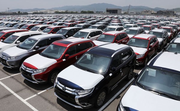 Thị trường ô tô chưa thoát khỏi suy thoái, giá xe tiếp tục giảm