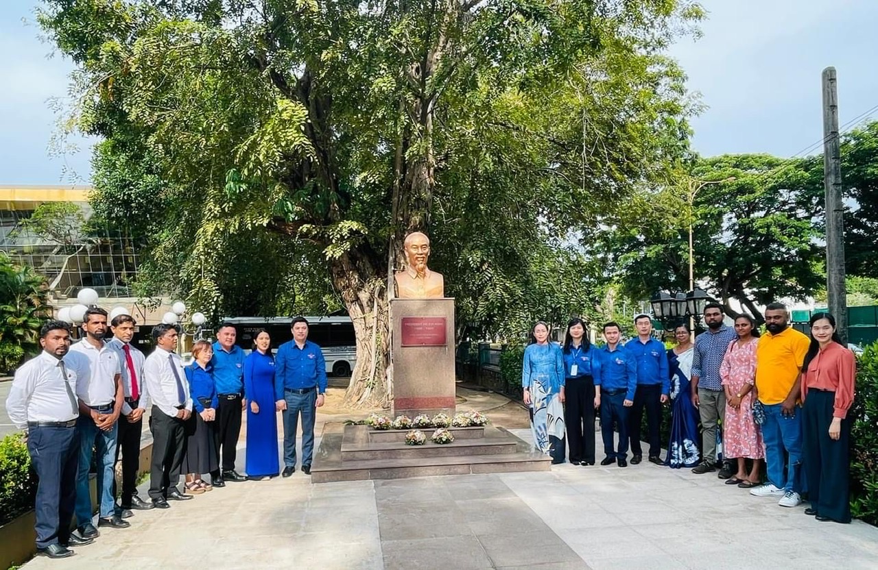 Đoàn đại biểu thanh niên Việt Nam, lãnh đạo Đại sứ quán Việt Nam tại Sri Lanka và Liên đoàn Thanh niên Sri Lanka tại tượng đài Chủ tịch Hồ Chí Minh