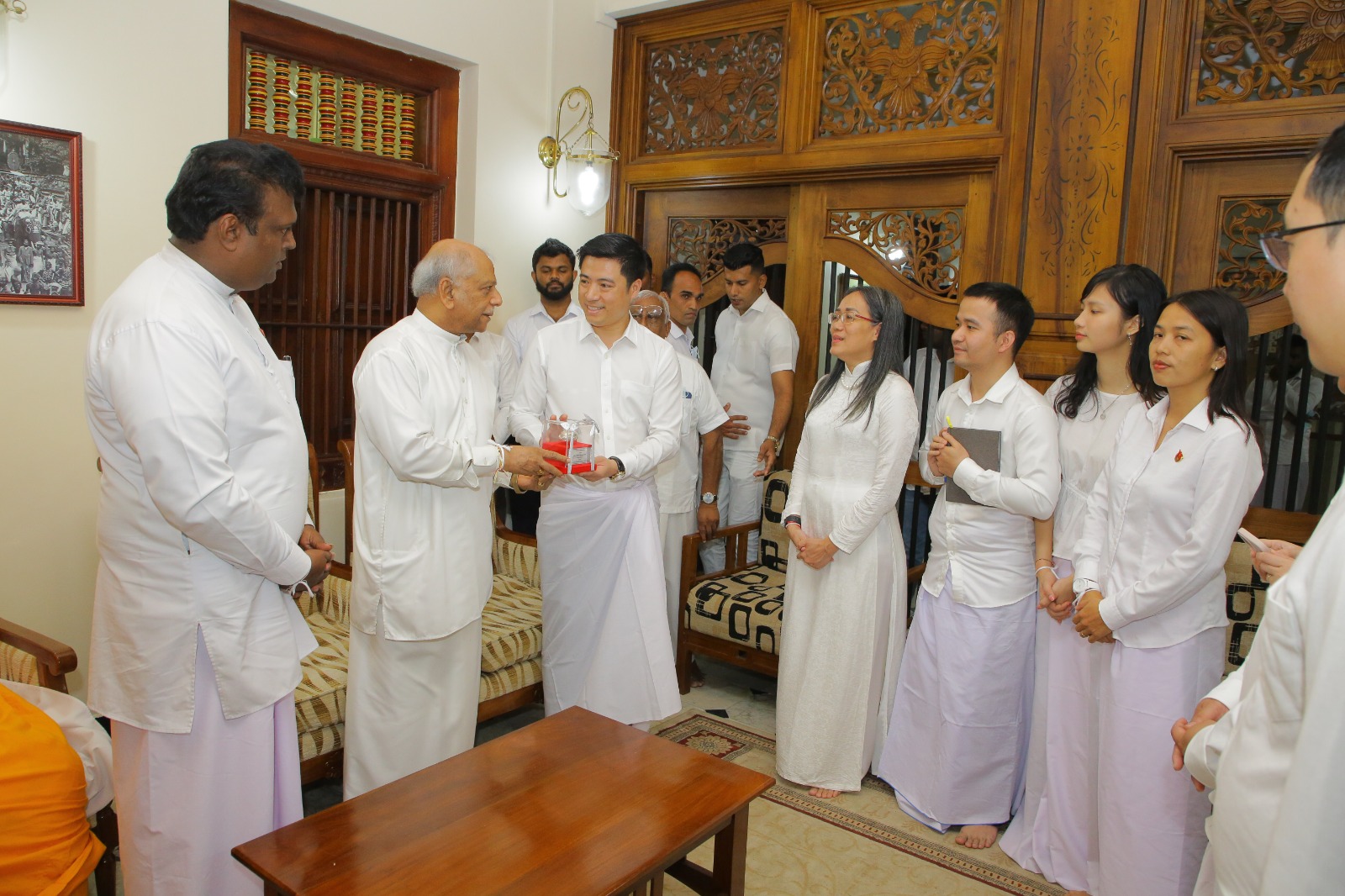 Thủ tướng Sri Lanka tặng quà trưởng đoàn đại biểu thanh niên Việt Nam tại buổi gặp mặt