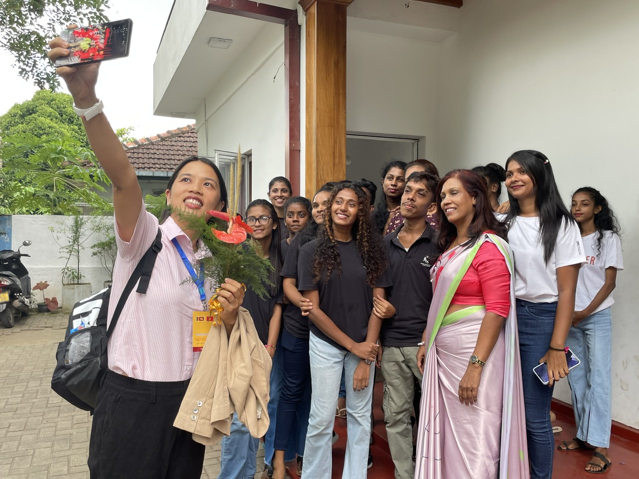 Người dân Sri Lanka hào hứng chụp ảnh với đại biểu thanh niên Việt Nam