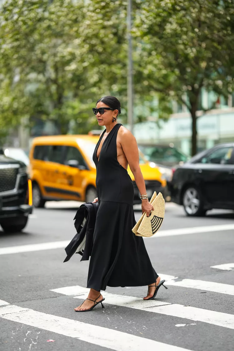 Gợi ý 9 kiểu giày mang cùng váy đen 