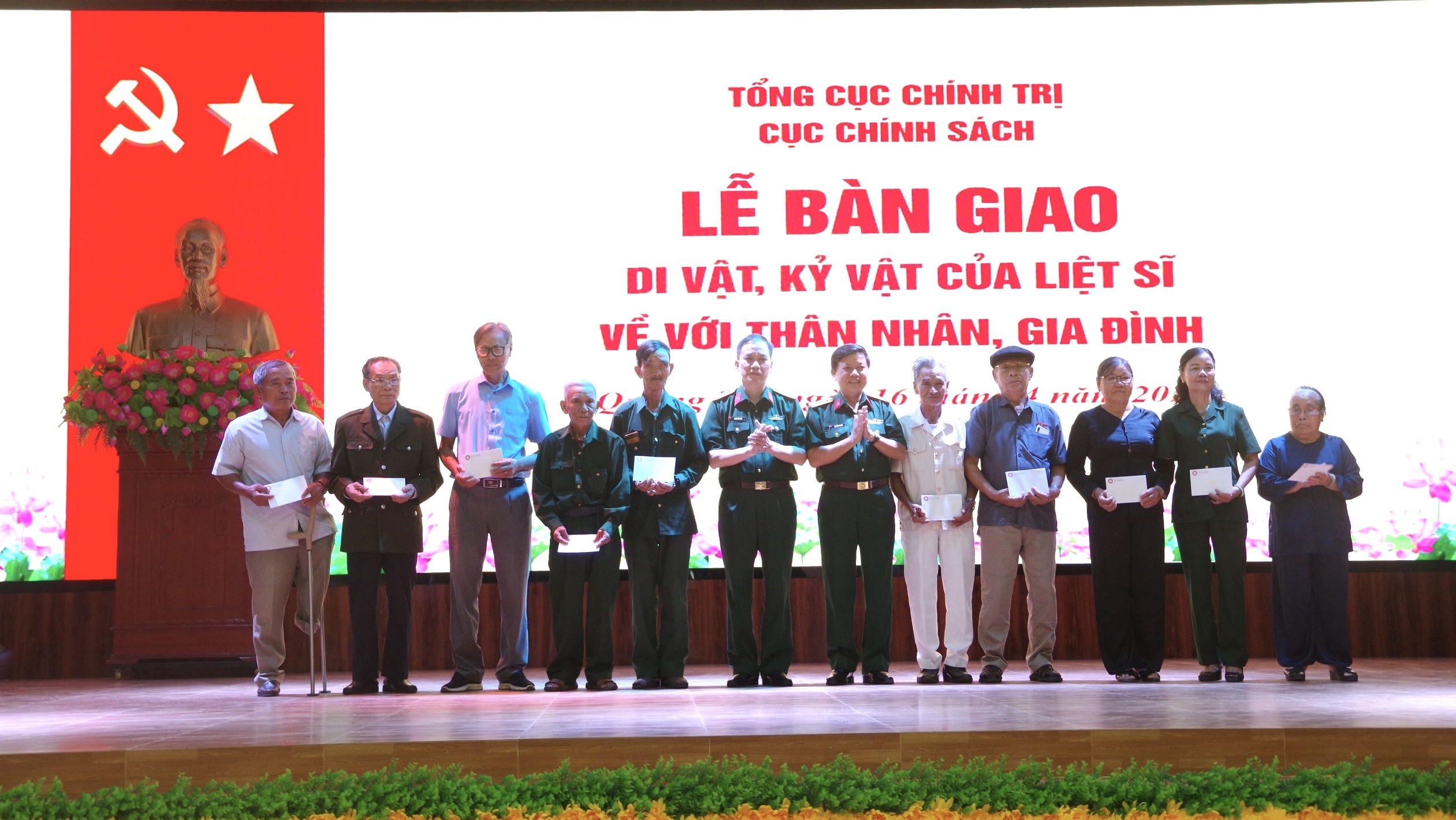 Tặng quà cho 10 gia đình chính sách, người có công tiêu biểu của hai huyện Cam Lộ và Hải Lăng