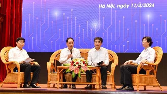 Thứ trưởng Bộ KH-CN Trần Hồng Thái (người cầm micro) chủ trì thảo luận tại hội thảo