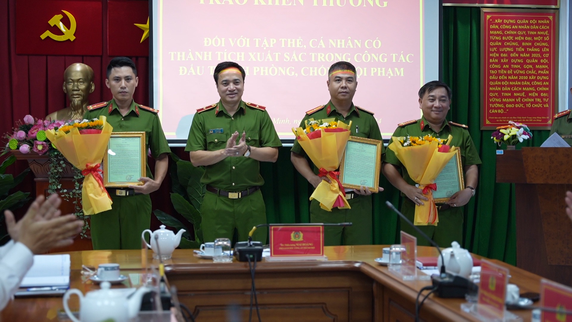 Thiếu tướng Mai Hoàng trao thư khen, tiền thưởng cho các đơn vị tham gia phá án, giải cứu 2 bé gái