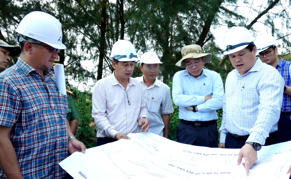 Ông Trần Phước Hiền, Phó chủ tịch UBND tỉnh Quảng Ngãi (bên phải), kiểm tra các công trình, dự án tại Khu kinh tế Dung Quất