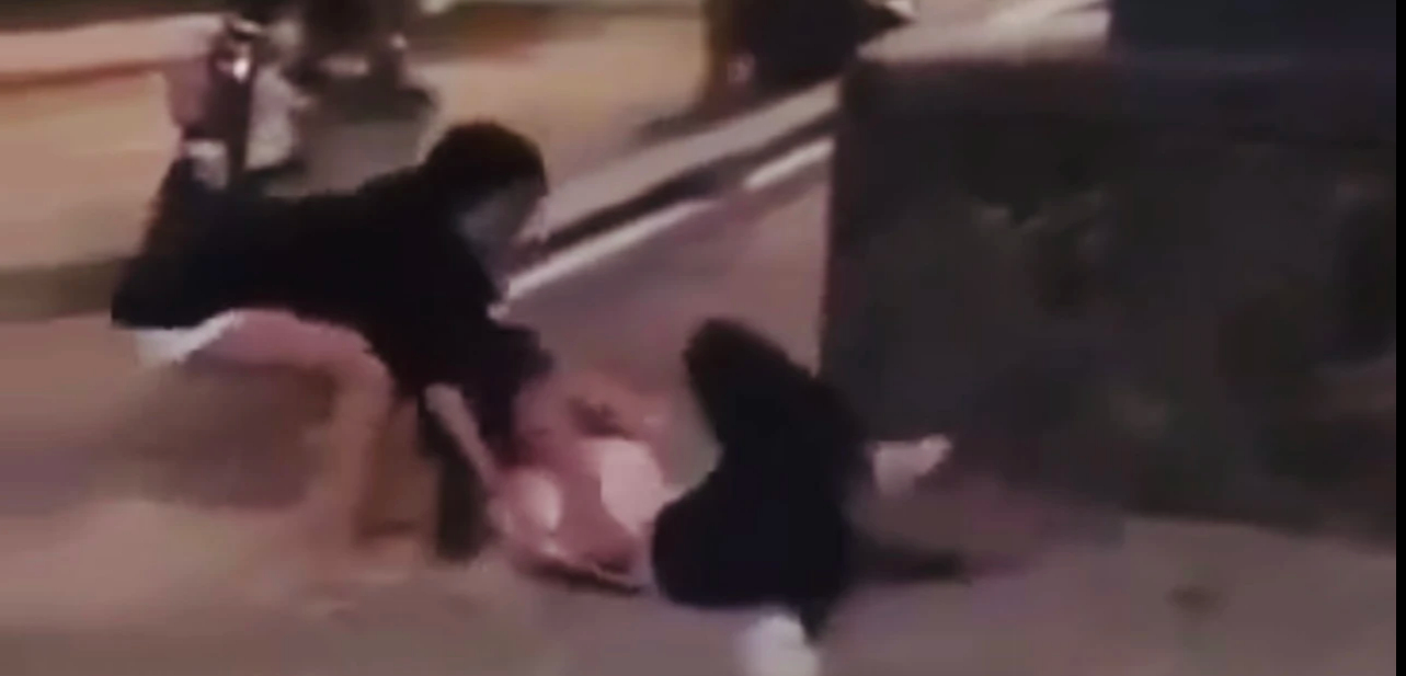Nữ sinh bị bạn nữ kéo lê, đánh đập, cố tình lột áo