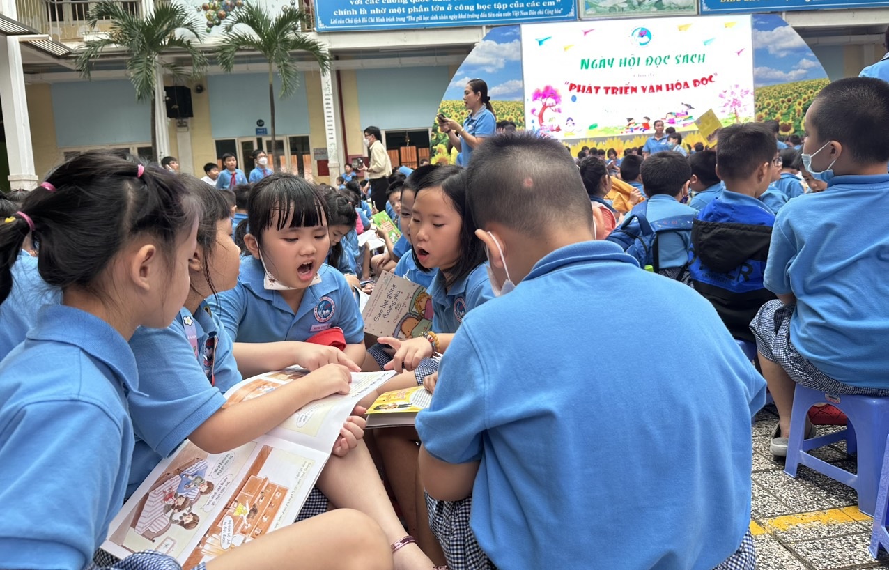 Học sinh say mê đọc sách trong hoạt động ngày hội đọc sách tại một trường tiểu học ở TP.HCM