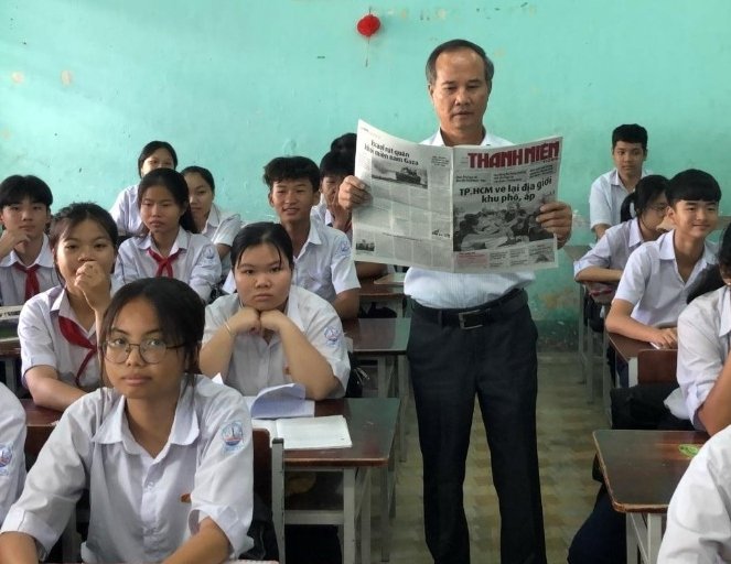 Trước khi bước vào tiết học, giáo viên ở Trường THCS Trịnh Phong (Khánh Hòa) đọc một bài viết trên Báo Thanh Niên cho học sinh nghe