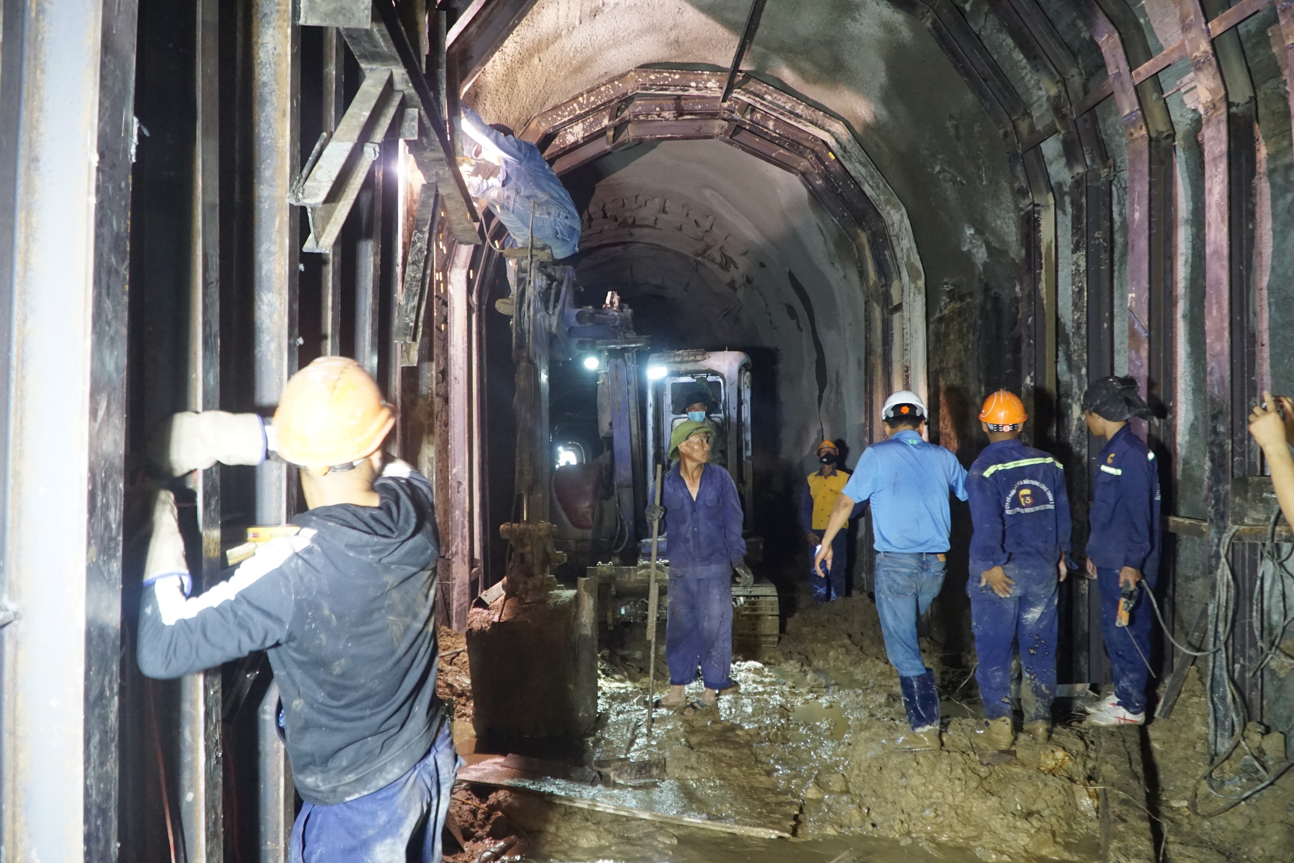 Sự cố sạt lở hầm Bãi Gió xảy ra hôm 12.4 khiến tuyến đường sắt bắc - nam tê liệt, ngành đường sắt phải sử dụng ô tô để trung chuyển hành khách cũng như hàng hóa từ ga Tuy Hòa (Phú Yên) tới ga Giã (Khánh Hòa) và ngược lại