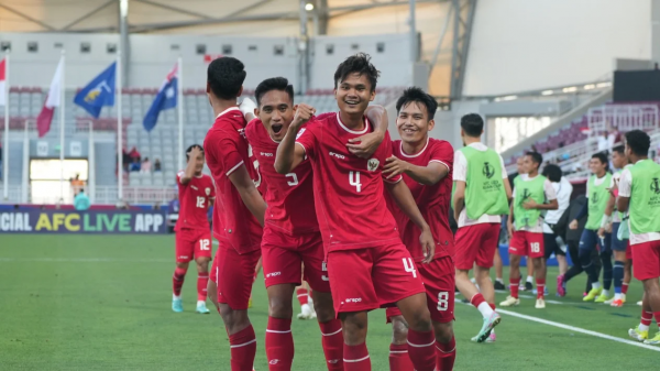 HLV Shin gây sốt khi...‘đánh’ cầu thủ U.23 Indonesia, đã tính luôn đối thủ ở tứ kết