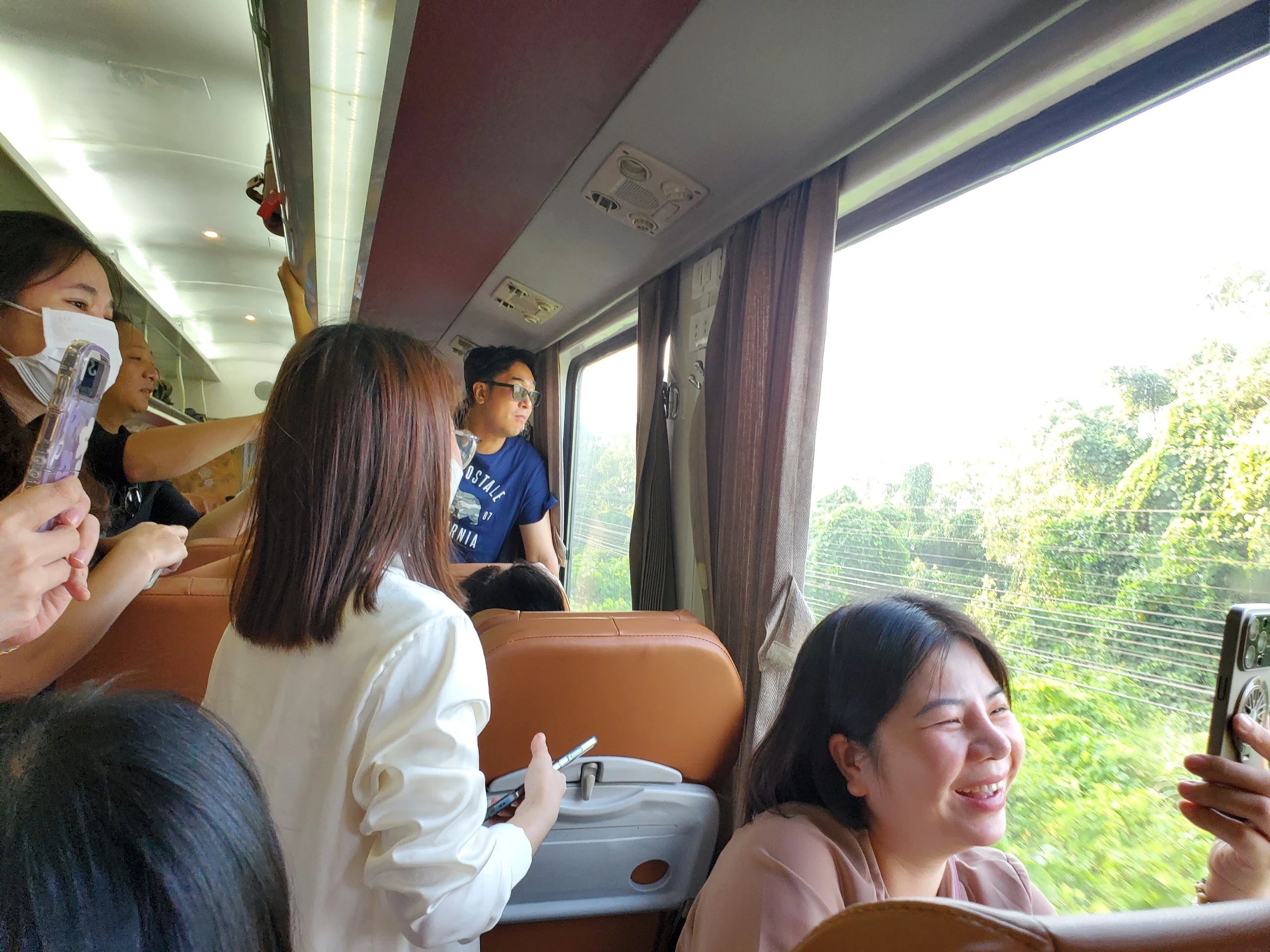 Say mê cảnh đẹp đèo Hải Vân trên chuyến tàu du lịch '5 sao'