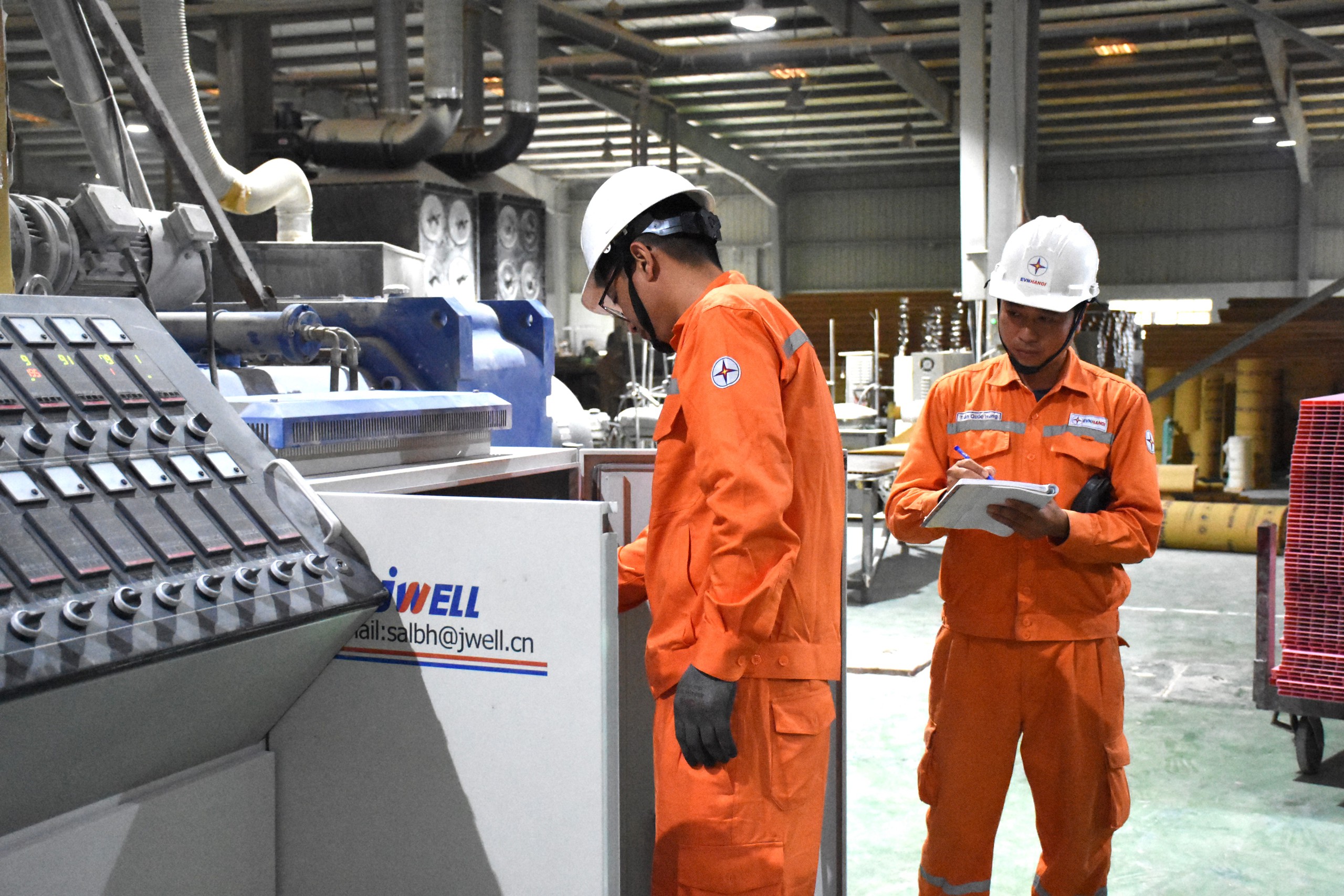 3.500 doanh nghiệp Hà Nội sẽ điều chỉnh phụ tải, giảm sử dụng điện giờ cao điểm- Ảnh 2.