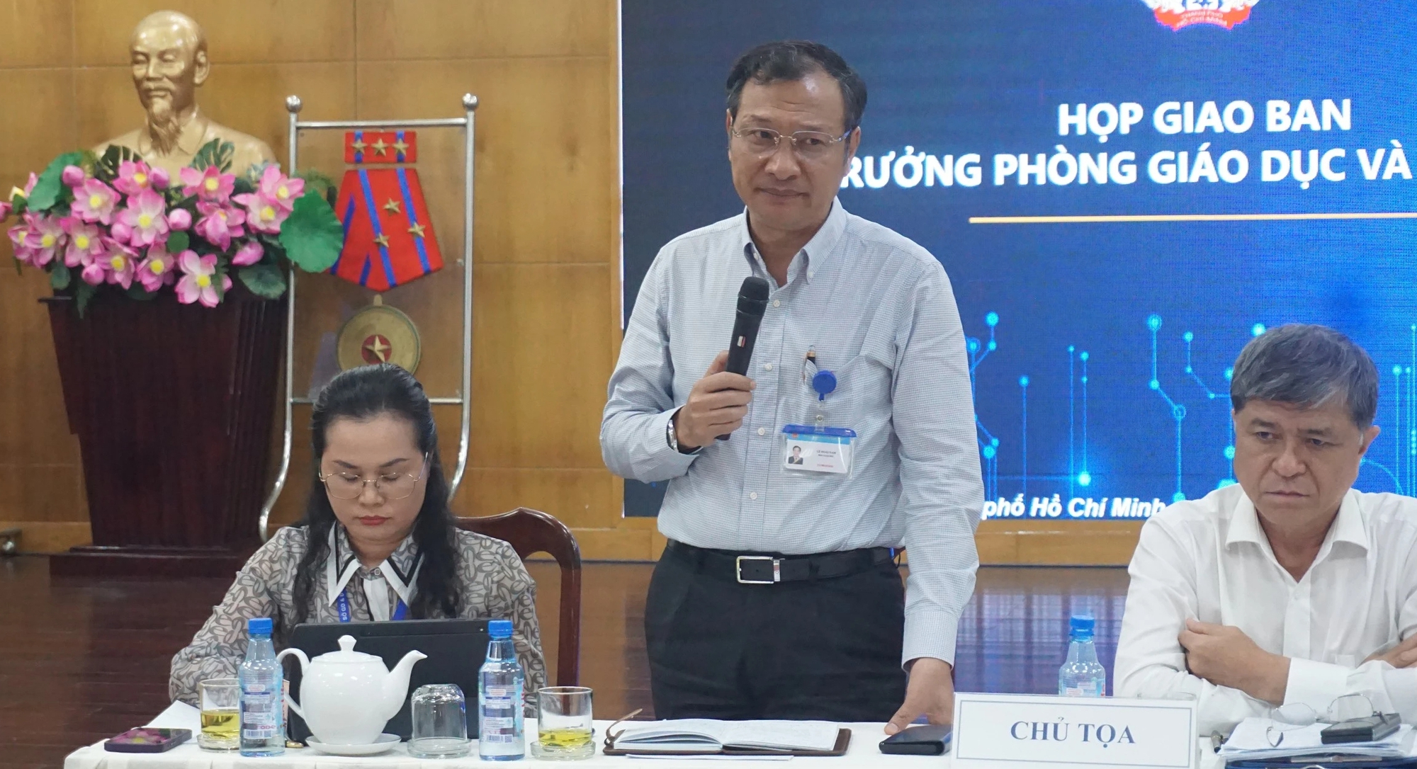 Ông Lê Hoài Nam, Phó giám đốc Sở GD-ĐT TP.HCM (đứng), triển khai công tác tuyển sinh đầu cấp năm học 2024-2025