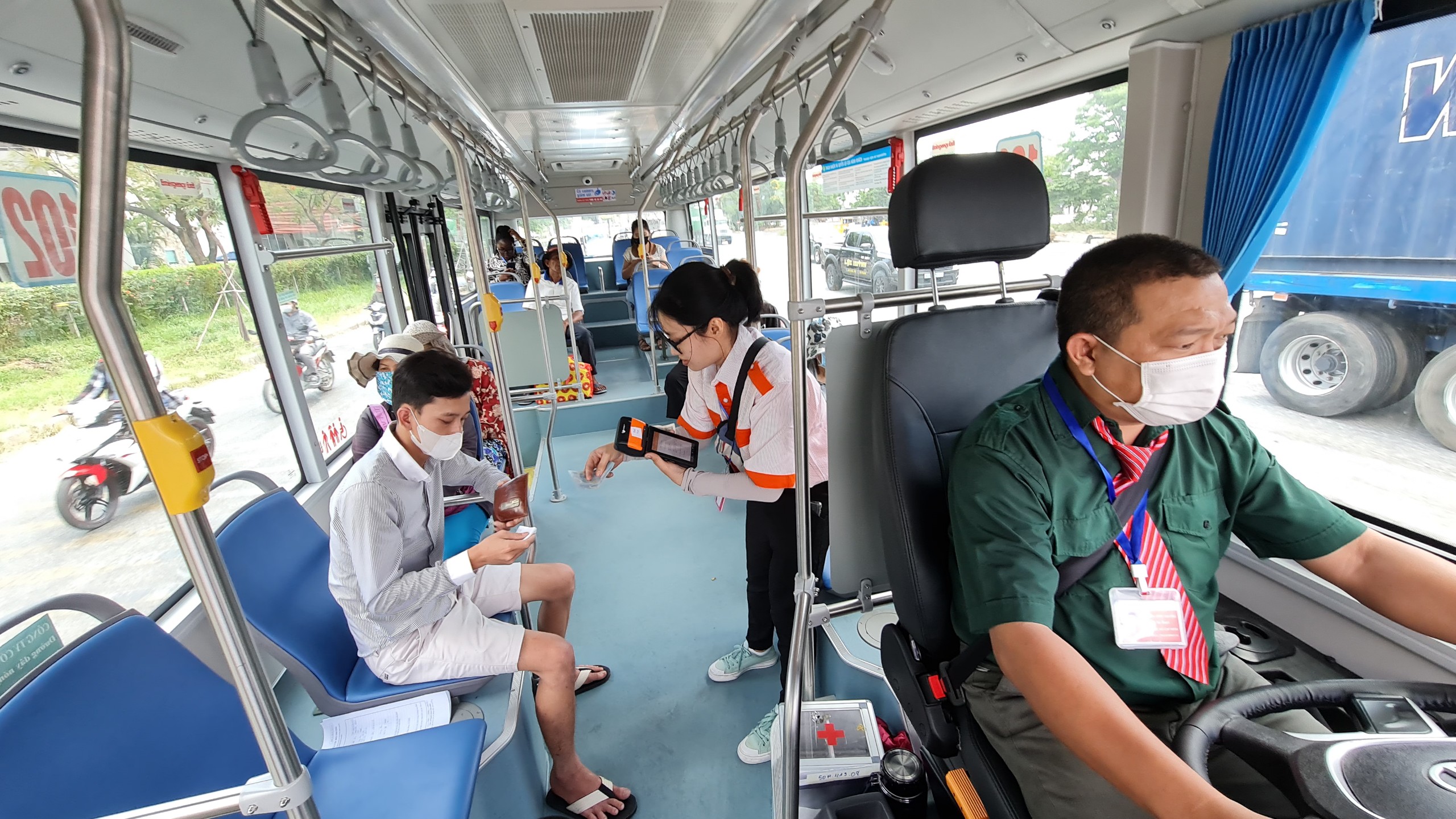 Nội thất xe buýt mã số tuyến 102: Bến xe buýt Sài Gòn - Nguyễn Văn Linh - Bến xe Miền Tây, trông rất hiện đại