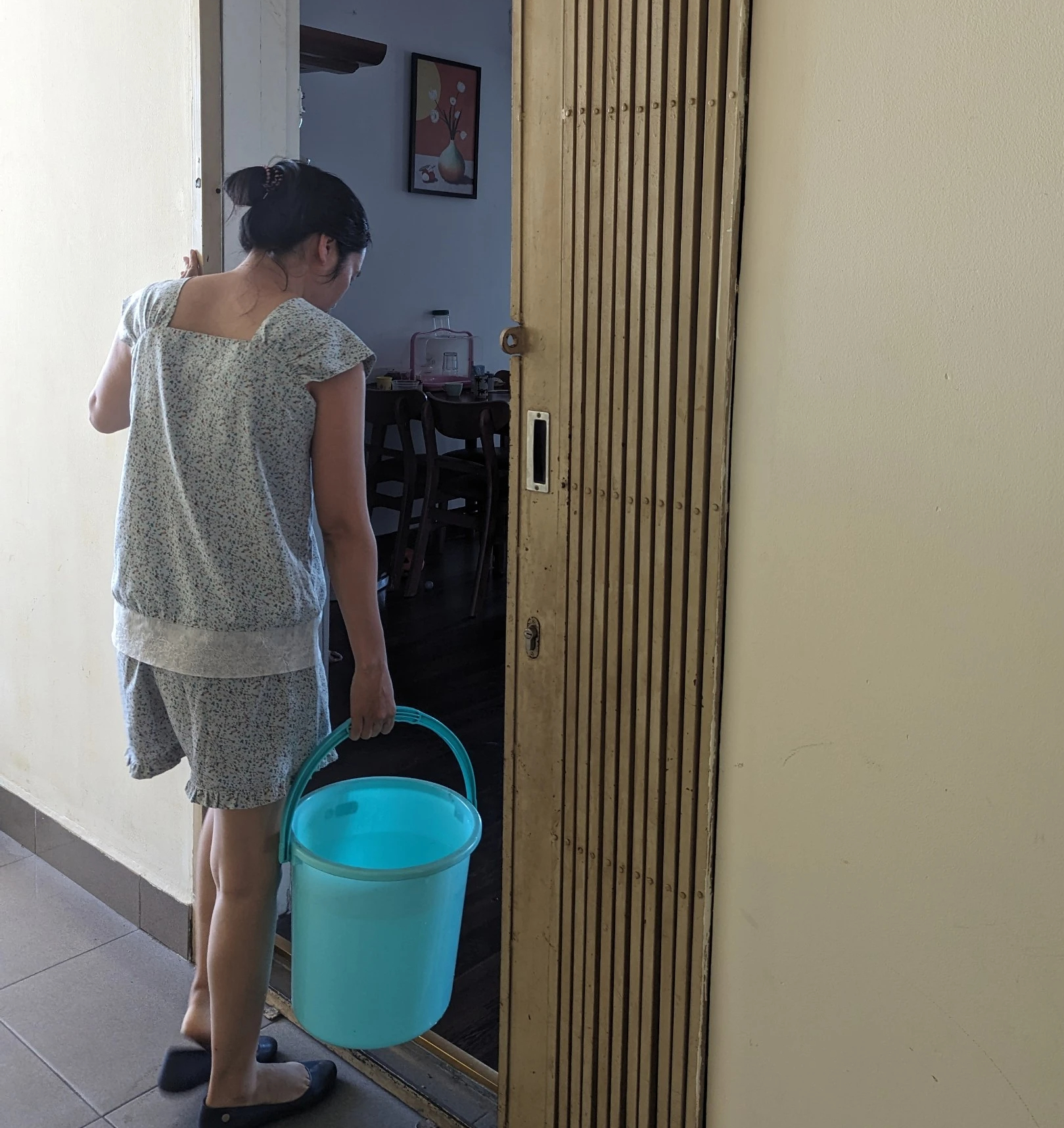 Bị cắt nước trong nhà, cuộc sống gia đình chị Trang gặp rất nhiều khó khăn, phải xách nước từ lầu 1 lên lầu 9 chung cư